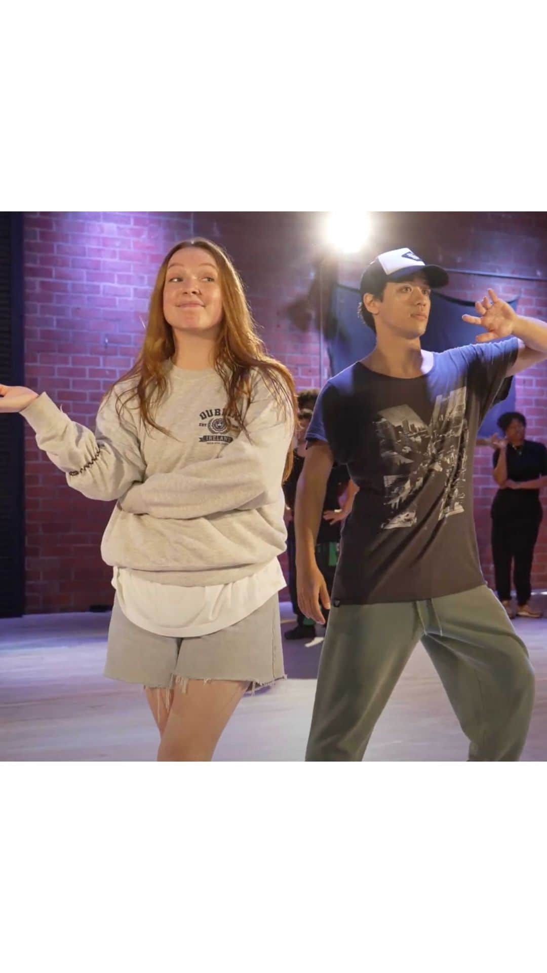 のインスタグラム：「I wanted to give you a behind the scenes look at one of my dance classes. This one was completely different than anything I’ve ever taught to and is a personal favorite because everyone really brought the emotion and intention…and what better song to use than “good 4 u.”  Thank you to all the dancers for trusting me and committing to this choreography ♥️」
