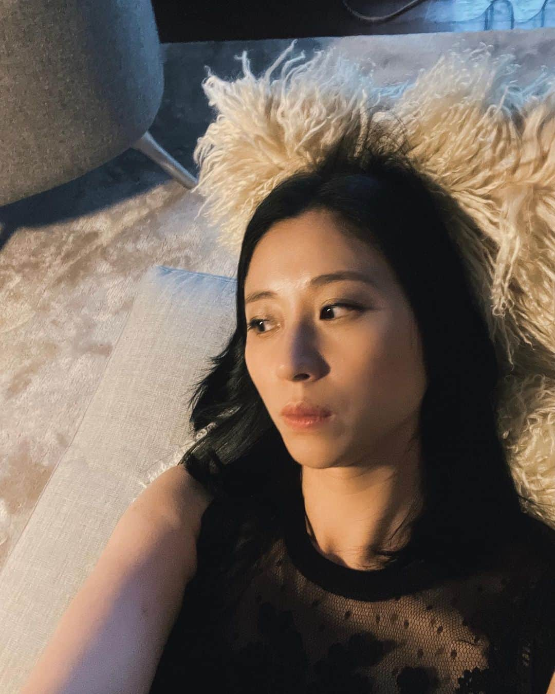 三浦瑠麗さんのインスタグラム写真 - (三浦瑠麗Instagram)「朝生いってきた。昨日の夜も２、3時間しか寝てないのに徹夜で、おつかれモード。 猫たちがおかえりー、とクンクンよってくるのが救い。 お酒を飲んだときに万願寺とうがらしのおひたし食べたのはおいしかったな。」6月26日 4時48分 - lullymiura