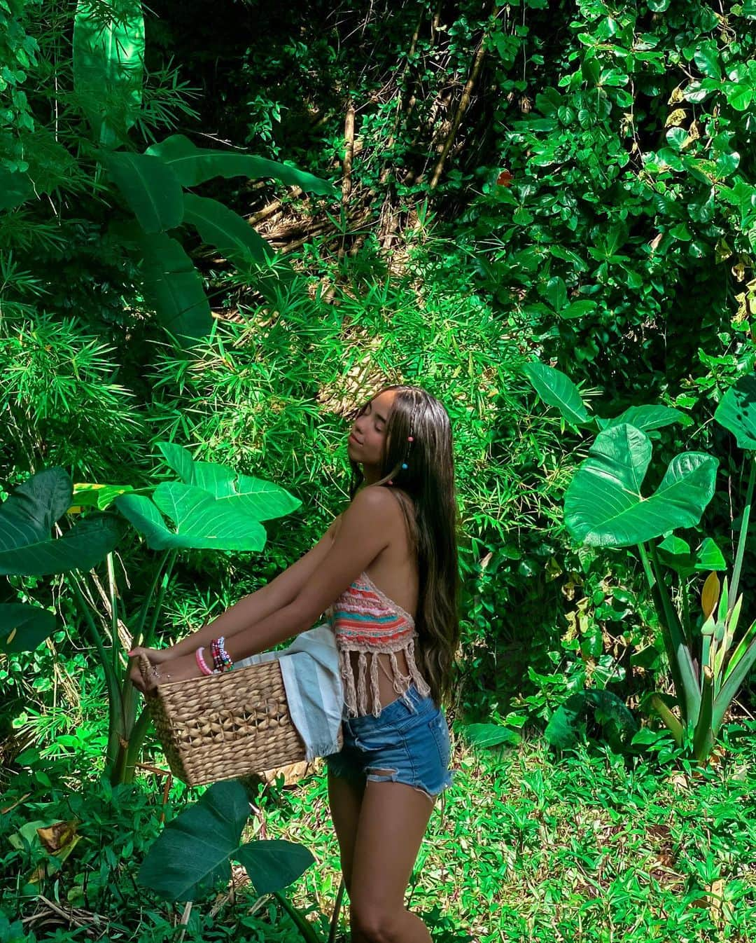 DIAZ Melanieさんのインスタグラム写真 - (DIAZ MelanieInstagram)「avocado hunt in my backyard🧺🐒🦜 #islandlife  top: @vinted  shorts: eran de @_kagr 🌱🌎♻️」6月26日 5時04分 - mely_diaaz