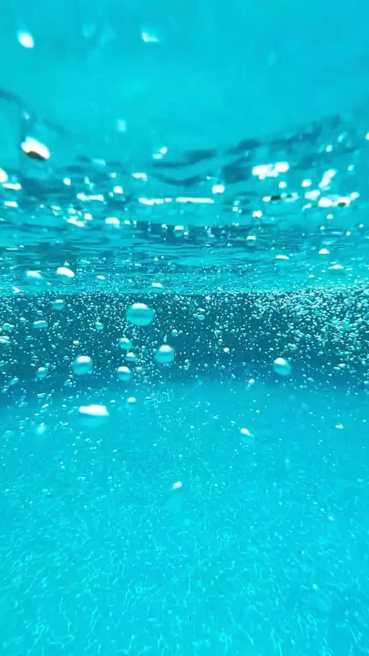 Cubby Grahamのインスタグラム：「The @hudsonvalleycabin pool is officially open! You might remember the pool cleaning post from last week on the @hudsonvalleycabin account and how green and full of leaves it was. Well, we’re thrilled to see all of our pool opening research and cleaning efforts have finally paid off, and just in time for summer!   Here’s a mesmerizing and bubbly first jump into the pool! 🛁 Now we just need to find some fun pool floats and patio furniture! We can’t wait to splash around with the @hudsonvalleycabinclub this summer! ☀️🐳🐙🩱🩳💧」