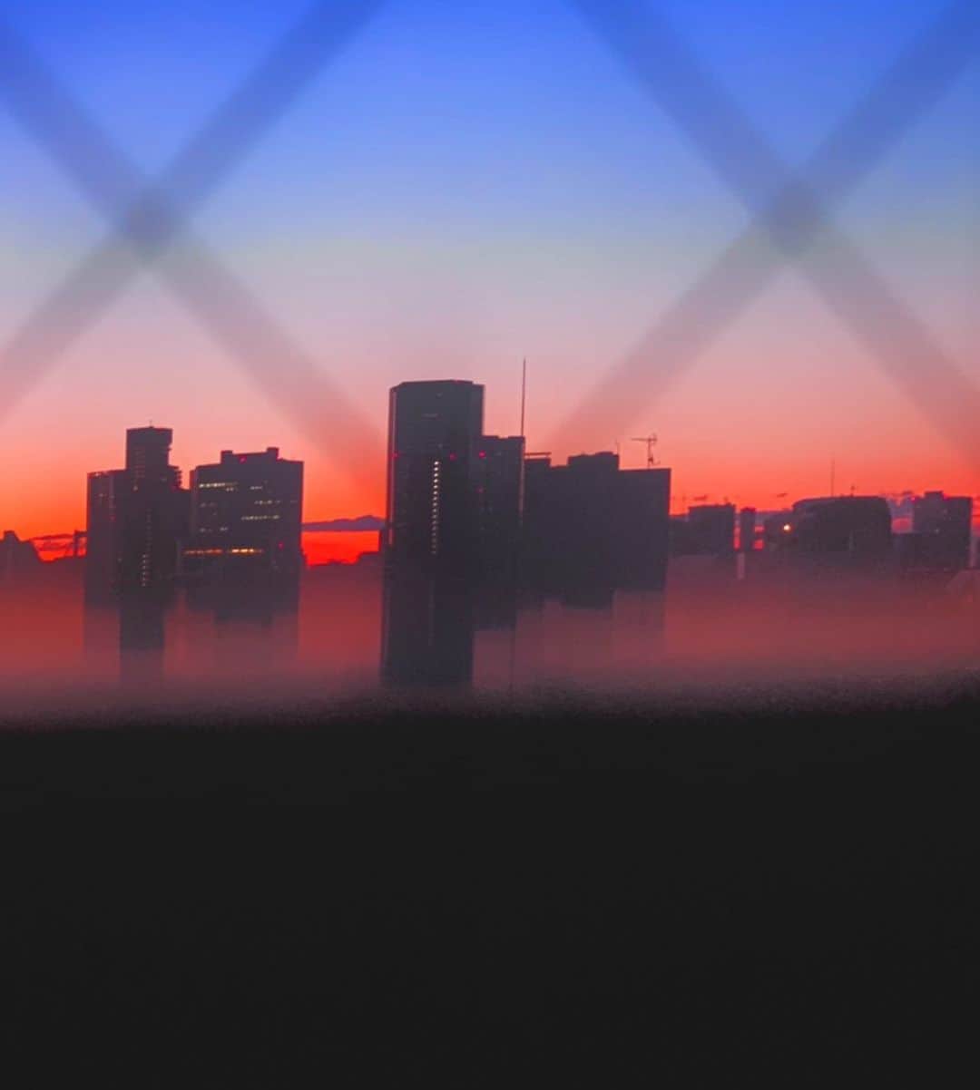 澤田友美のインスタグラム：「. magic hour💙❤️」