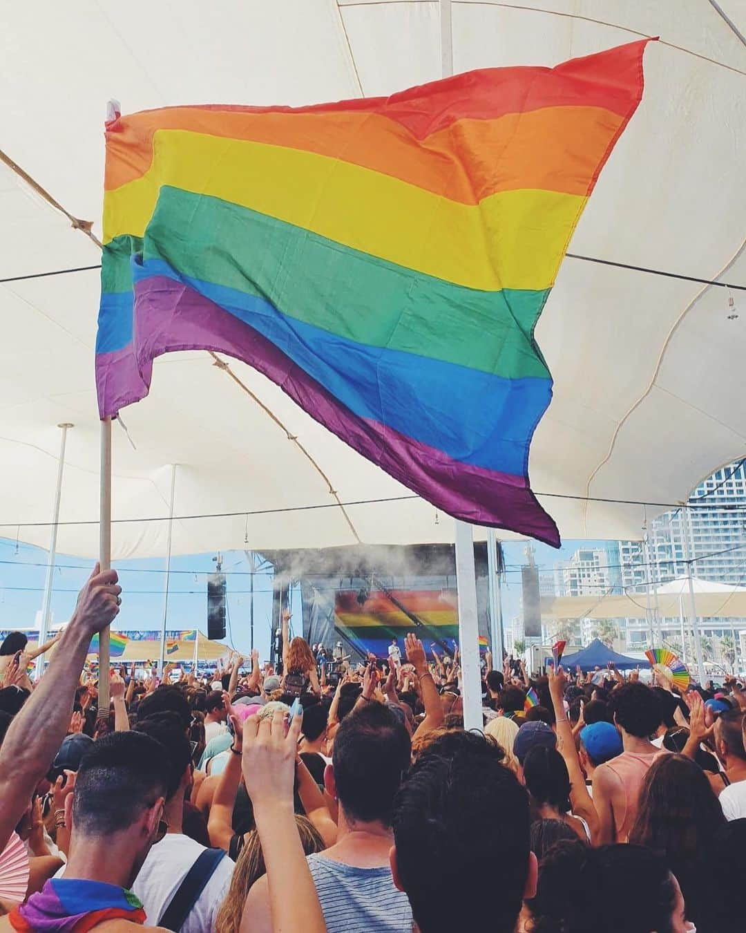 ガル・ガドットさんのインスタグラム写真 - (ガル・ガドットInstagram)「My beloved Tel Aviv celebrated Pride 2021 in a colorful parade today!  It's an amazing reminder to us all that love is the most powerful force in the world, it can overcome all obstacles and change the world!  ❤️🧡💛💚💙💜 #Pride2021」6月26日 6時26分 - gal_gadot