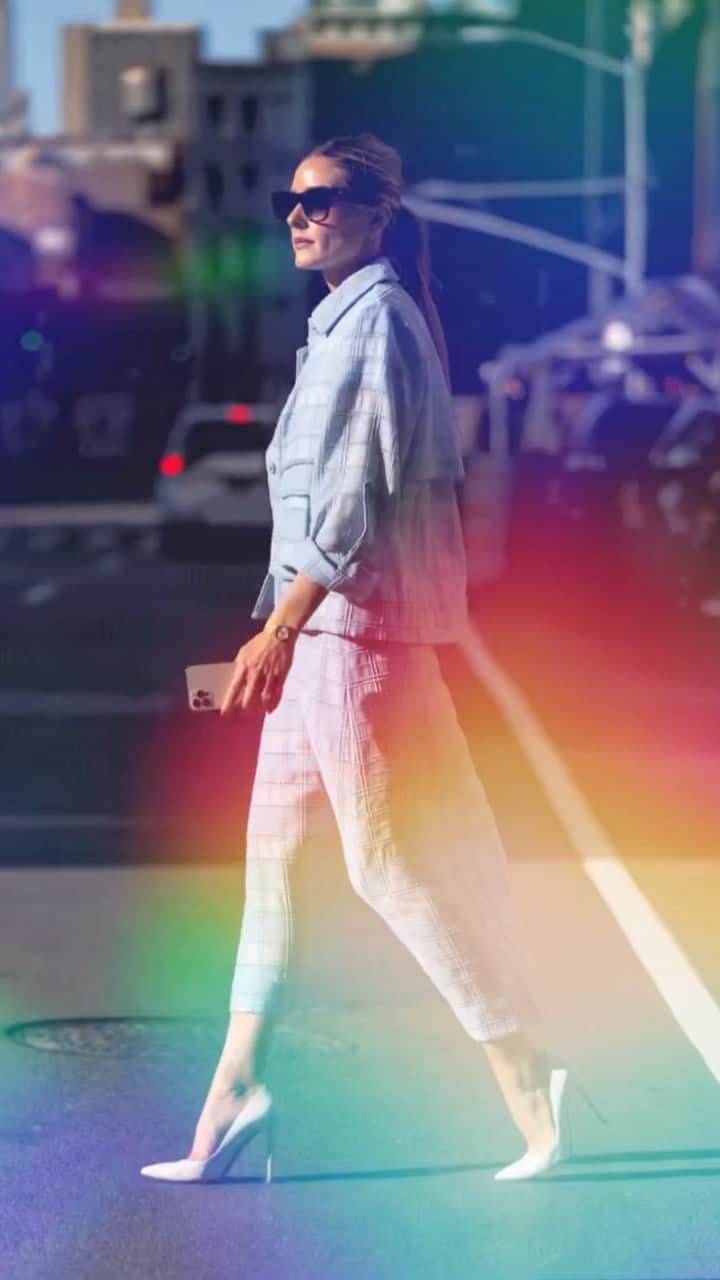 オリヴィア・パレルモのインスタグラム：「Waking into #Pride weekend like… 🌈」