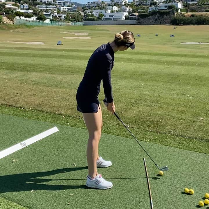 ベアトリス・レカリのインスタグラム：「After getting the OK to practice from the doctor, I had the first session of hitting today. Hopefully it doesn’t hurt tomorrow and I can progress in load. Thank you @pgsportsacademy for letting me practice in your great facilities. First time I see my swing from so high above… Peter Gustafsson is tall 🙄」