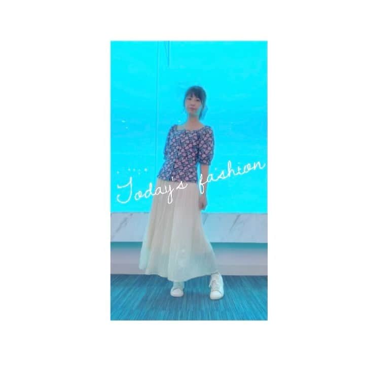 岡野綾夏のインスタグラム：「お気に入りのお洋服♪  tops #anatelier #アナトリエ skirt #IENA  #イエナ shoes #adidas #アディダス  いい背景が見つけられて ちょっと動画回してみたよ😜  #ファッション #お気に入り」