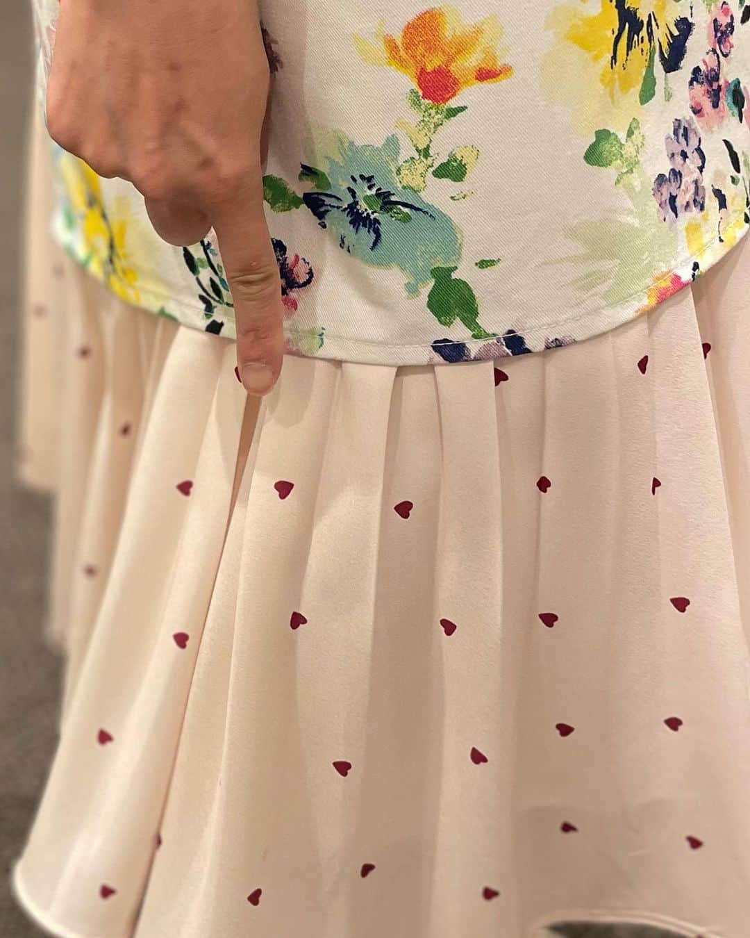 堂真理子さんのインスタグラム写真 - (堂真理子Instagram)「今回の「おかずのクッキング」の「かつおのたたき」、いかがでしたか？😊新鮮なかつおは、たたきにすると絶品です💕薬味たっぷりで、贅沢なサラダのようですよ✨  3枚目：衣装のスカートには、細かいハート柄が付いていました💕  ☆エプロン… #francfranc  ☆ニット,スカート… #laissepasse    #おかずのクッキング #おかず #料理 #レシピ #かつおのたたき #かつお  #玉ねぎ #青ねぎ #薬味  #土井善晴 先生  #堂真理子 #テレビ朝日 #アナウンサー #アナウンサー衣装」6月26日 16時44分 - mariko_do