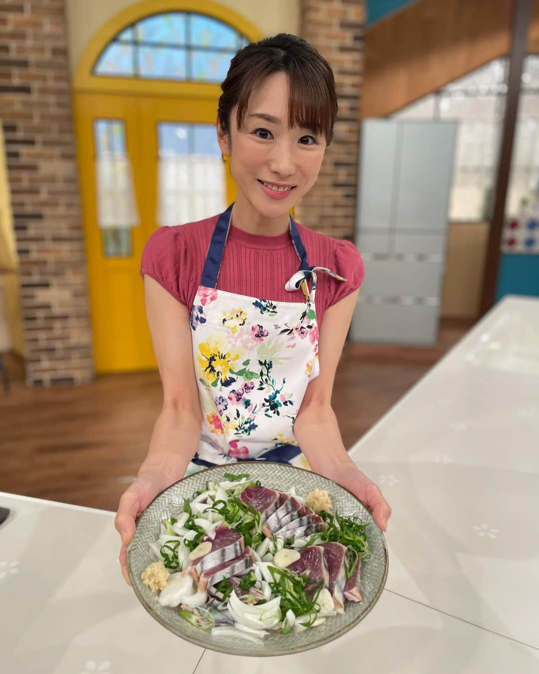 堂真理子さんのインスタグラム写真 - (堂真理子Instagram)「今回の「おかずのクッキング」の「かつおのたたき」、いかがでしたか？😊新鮮なかつおは、たたきにすると絶品です💕薬味たっぷりで、贅沢なサラダのようですよ✨  3枚目：衣装のスカートには、細かいハート柄が付いていました💕  ☆エプロン… #francfranc  ☆ニット,スカート… #laissepasse    #おかずのクッキング #おかず #料理 #レシピ #かつおのたたき #かつお  #玉ねぎ #青ねぎ #薬味  #土井善晴 先生  #堂真理子 #テレビ朝日 #アナウンサー #アナウンサー衣装」6月26日 16時44分 - mariko_do