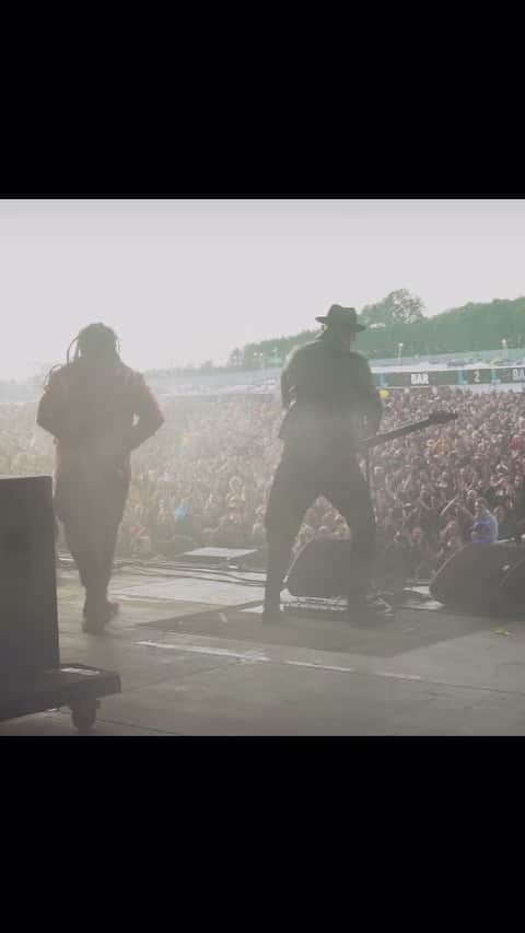 METAL HAMMERのインスタグラム：「Here’s some more exclusive footage of what happened when @skindredmusic made their walk to the stage at @downloadfest 2021!   (Video credit: @sgarns1905 / Metal Hammer)」