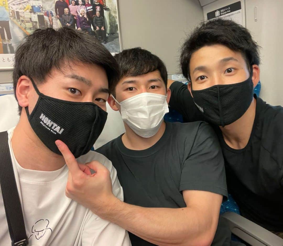水町孝太郎のインスタグラム：「. 合宿終了🤾‍♂️ また同期3人で新幹線🚄 今回は杉岡が真ん中に座りたいとの事。 杉岡は同期の中で甘えん坊キャラです。 狭いです。  #1994年組  #俺は1995年やけどな #彗星japan #同期 #hohtaimask  #包帯マスク  #飯田さんあざす」