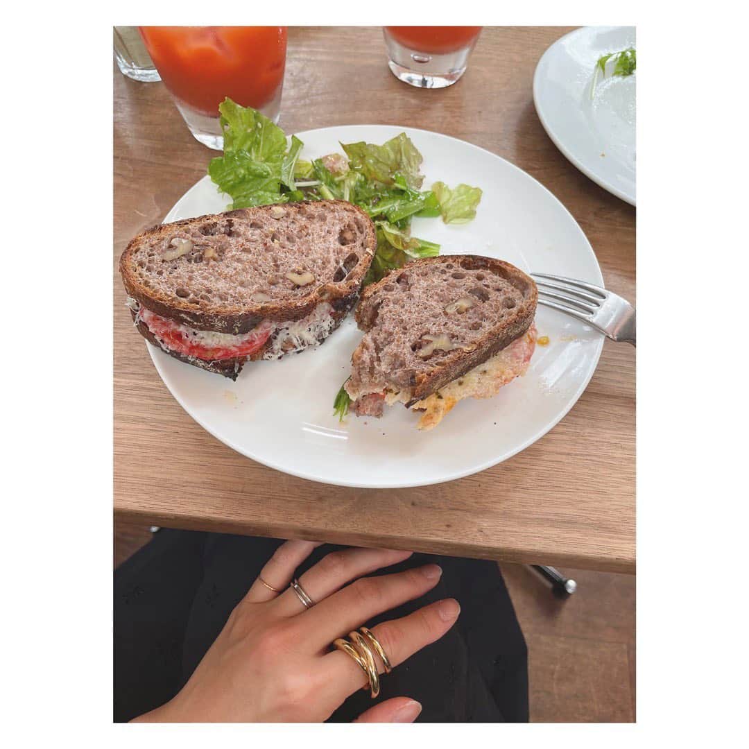 野尻美穂のインスタグラム：「大好きです。 #まちのパーラー 口の中をケガしても、中がモチモチのハードパンを絶対に選ぶ。」