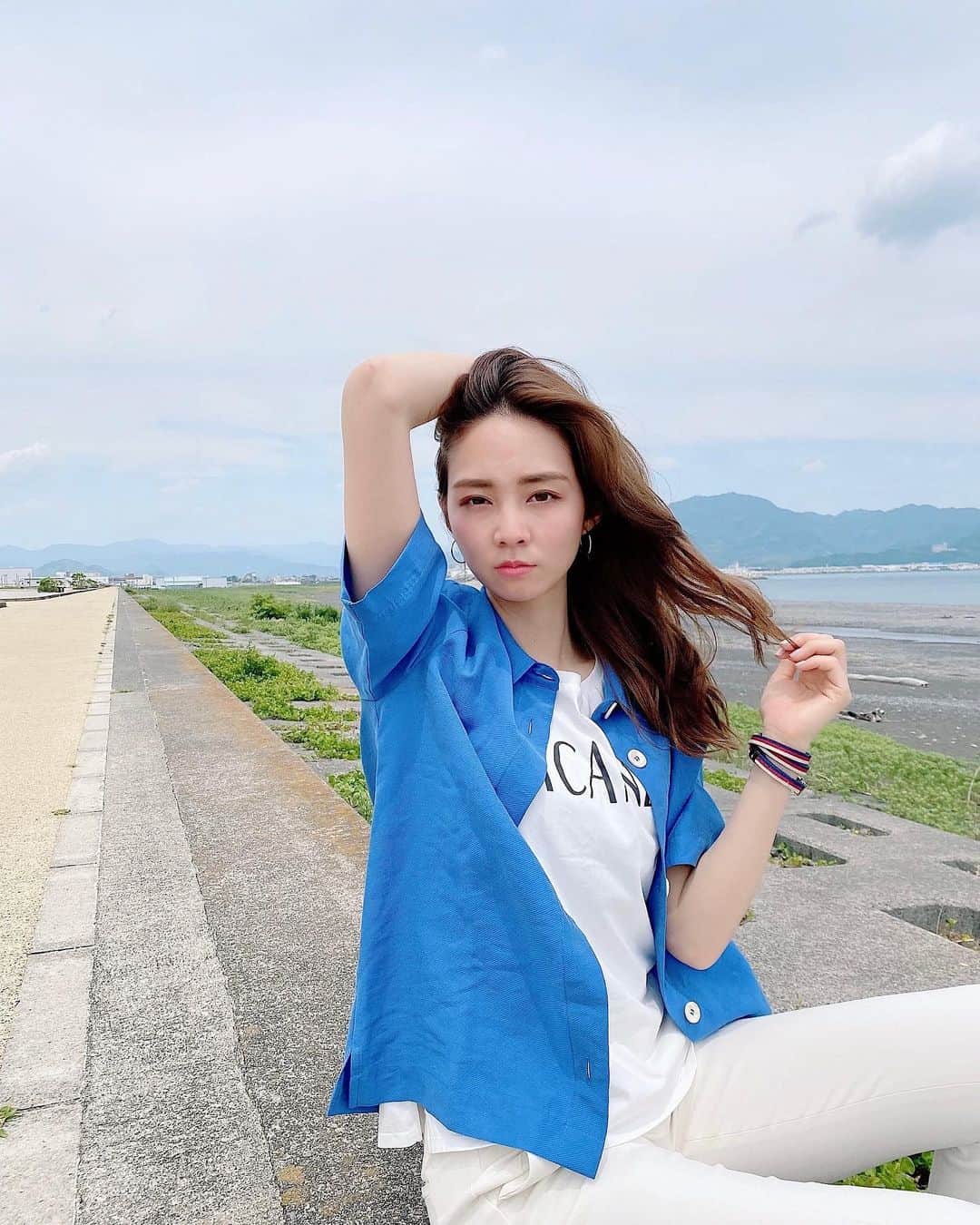 利水翔のインスタグラム：「. #ootd  とある日のロケの 私服コーディネート🥰  夏っぽく白と青で🏝⛱  春夏になるとカラーの 洋服がたくさん出るので見てて ワクワクします♫😇  .  .  . #enjoy #smile #ootd #happy #fishing #angler #selfie  #fation  #TSURInaKIBUN」