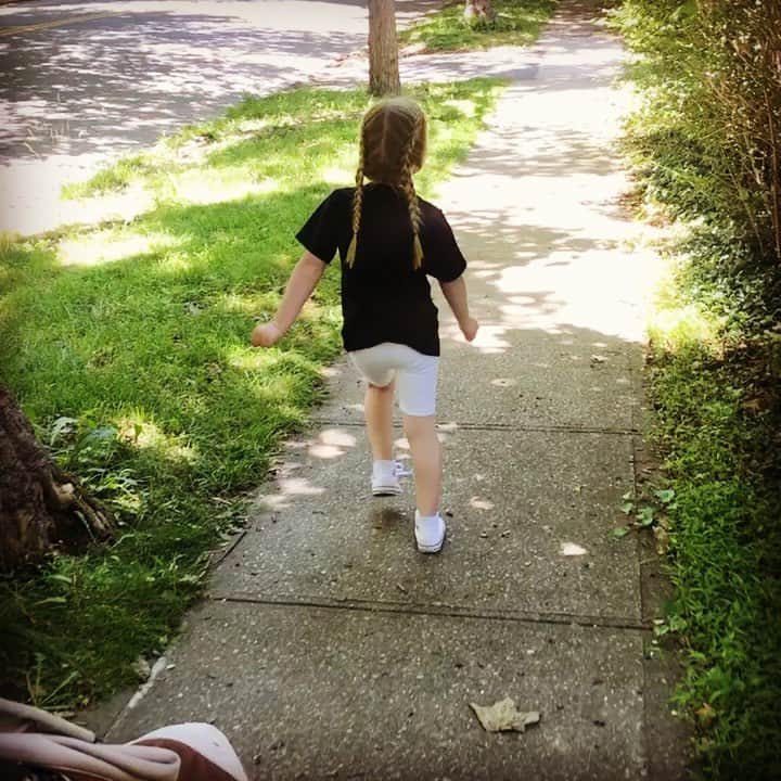 ジェシカ・キャプショーのインスタグラム：「I think she has this whole going into the weekend thing handled…  I’m just grateful to follow with her stroller in case she gets tired and dance in her shadow.」