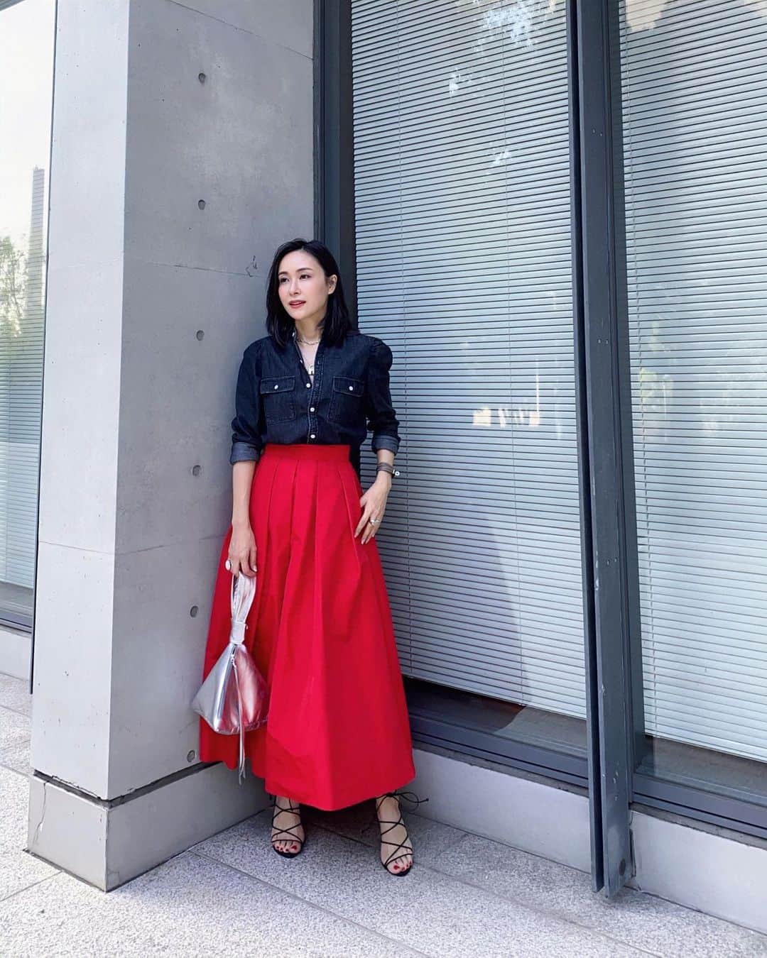 笹倉麻耶さんのインスタグラム写真 - (笹倉麻耶Instagram)「この前アップした、数年着ている ロングフレアのスカートの色違い。 赤も大好き❤️痩せて良かった❤️  この日合わせたのは おにゅうの @redcardtokyo  デニムシャツ  ブラックだから落ち着いてて パフスリーブが可愛くてお気に入り。 マオカラーで首元スッキリするのも好きなの。 この季節は大胆に胸元あけて アクセサリーをたくさんつけるのが良いな❤️  Tops/ @redcardtokyo  Skirt/ @birthdaybashshop  Shoes/ @cultgaia  Bag/ @chieko6  ・ ・ ・ ・ #redcarddenim #intheknowgl #レッドカード #レッドカードデニム #大人カジュアル #ファッションコーデ #大人コーデ #アラフォーコーデ #ファッション好きな人と繋がりたい #ファッション部 #カジュアルコーデ」6月26日 9時29分 - nicomaya2525