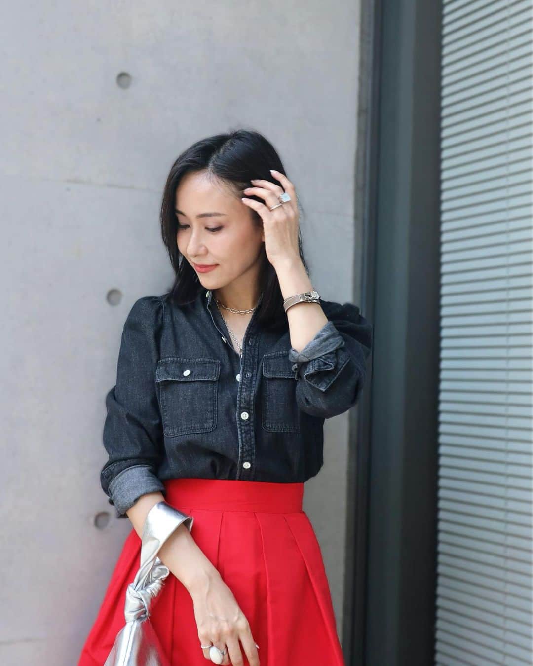 笹倉麻耶さんのインスタグラム写真 - (笹倉麻耶Instagram)「この前アップした、数年着ている ロングフレアのスカートの色違い。 赤も大好き❤️痩せて良かった❤️  この日合わせたのは おにゅうの @redcardtokyo  デニムシャツ  ブラックだから落ち着いてて パフスリーブが可愛くてお気に入り。 マオカラーで首元スッキリするのも好きなの。 この季節は大胆に胸元あけて アクセサリーをたくさんつけるのが良いな❤️  Tops/ @redcardtokyo  Skirt/ @birthdaybashshop  Shoes/ @cultgaia  Bag/ @chieko6  ・ ・ ・ ・ #redcarddenim #intheknowgl #レッドカード #レッドカードデニム #大人カジュアル #ファッションコーデ #大人コーデ #アラフォーコーデ #ファッション好きな人と繋がりたい #ファッション部 #カジュアルコーデ」6月26日 9時29分 - nicomaya2525