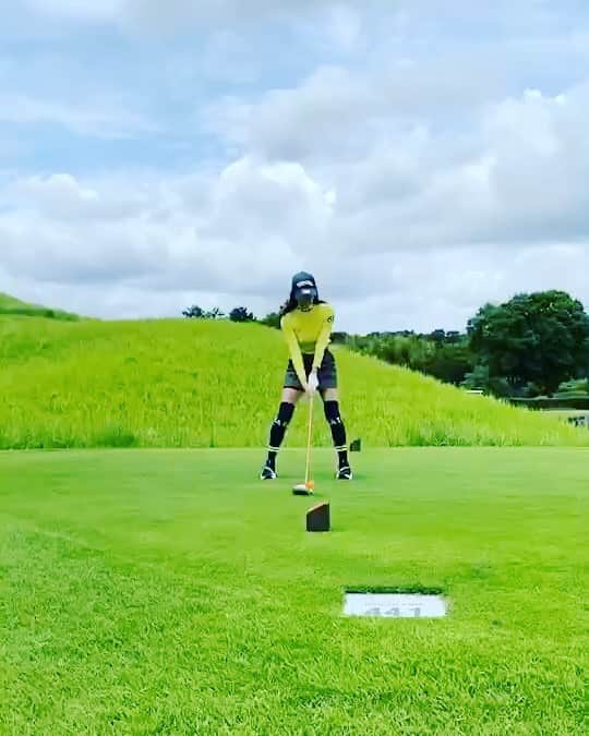 のインスタグラム：「近々ゴルフの撮影もあるし、回ってきました⛳️  1ヶ月ぶり🙏 少しずつ成長🤏😅  とりあえず、クラブ変えた方が良いと 女子プロの方にアドバイス頂いたので 変えようと思います☺️  #golf #play #ゴルフ #ゴルフクラブ #アクティブ女子 #緑のある暮らし」