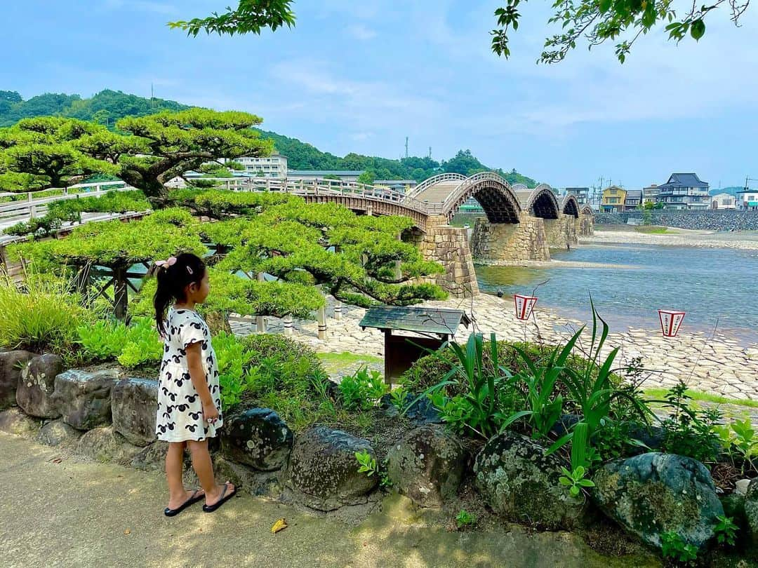 攝津正さんのインスタグラム写真 - (攝津正Instagram)「. . 山賊焼きを食べた後、錦帯橋へ🏞  そこに日本一のソフトクリームがありました。  さて問題です。何が日本一なんでしょうか！？  . . #山口県 #岩国市 #岩国観光 #錦帯橋 #日本一のソフトクリーム #日本一ソフトクリームむさし  #答え#ソフトクリームの種類 #190種類 #eちゃん #かわeちゃん 普通に #バニラ 笑 #俺 は #瀬戸内レモン 的な #攝津家の休日 #ドライブ #川遊び」6月26日 10時32分 - tadashi_settsu