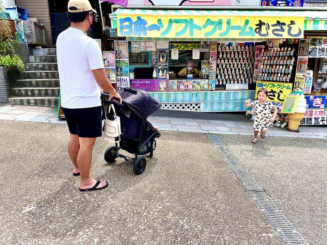 攝津正さんのインスタグラム写真 - (攝津正Instagram)「. . 山賊焼きを食べた後、錦帯橋へ🏞  そこに日本一のソフトクリームがありました。  さて問題です。何が日本一なんでしょうか！？  . . #山口県 #岩国市 #岩国観光 #錦帯橋 #日本一のソフトクリーム #日本一ソフトクリームむさし  #答え#ソフトクリームの種類 #190種類 #eちゃん #かわeちゃん 普通に #バニラ 笑 #俺 は #瀬戸内レモン 的な #攝津家の休日 #ドライブ #川遊び」6月26日 10時32分 - tadashi_settsu