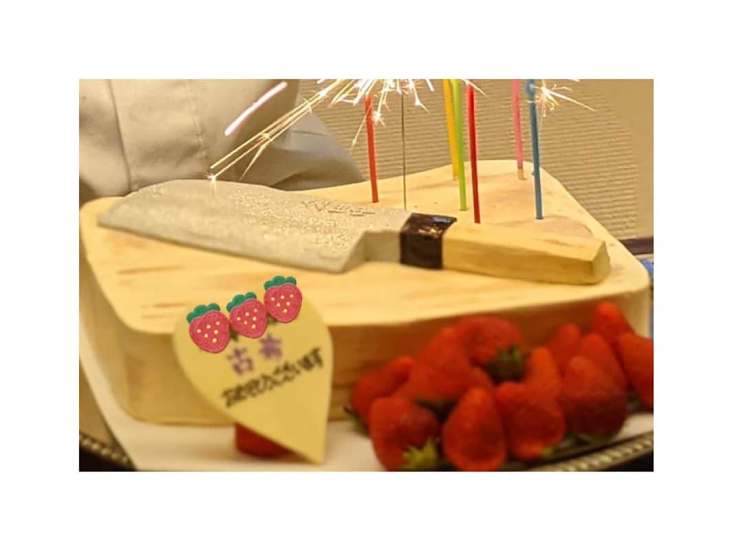 川村亜紀さんのインスタグラム写真 - (川村亜紀Instagram)「贈る相手のかたにお喜びいただけるようなケーキのデザインを考えることが好きです。 私自身が使っている有次さんの包丁とまな板をモデルに作っていただきました。 #お誕生日おめでとうございます #古希のお祝い #古希おめでとうございます  #デコレーションケーキ  #再現力素晴らしい  #happybirthday #cerebration #🎂 #🎊 #🍷  #bonsweets #bonsweetsandcongrats」6月26日 10時34分 - _aki1015_