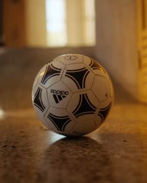 フアン・クアドラードのインスタグラム：「Donde algunos ven un partido de fútbol, yo veo la posibilidad de inspirar a mi país. @adidasco #adidasfootball #impossibleisnothing #creadoconadidas」