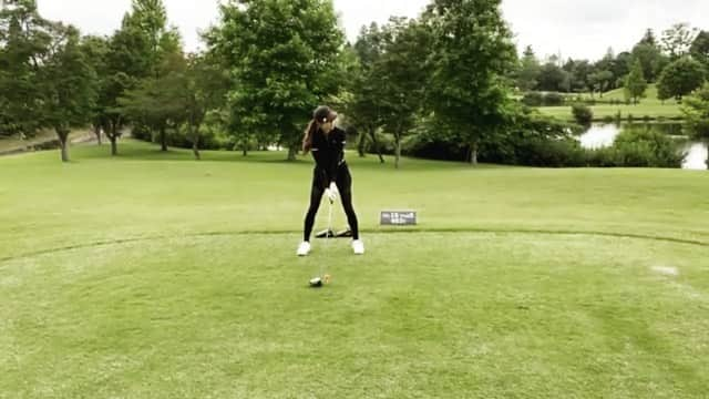 坪井保菜美のインスタグラム：「✒︎⛳️ゴルフ  お気に入りのセットアップでラウンドしました🏌🏻‍♀️  @lecoqsportif_rijoume   #golf #lecoqsportif #wear」