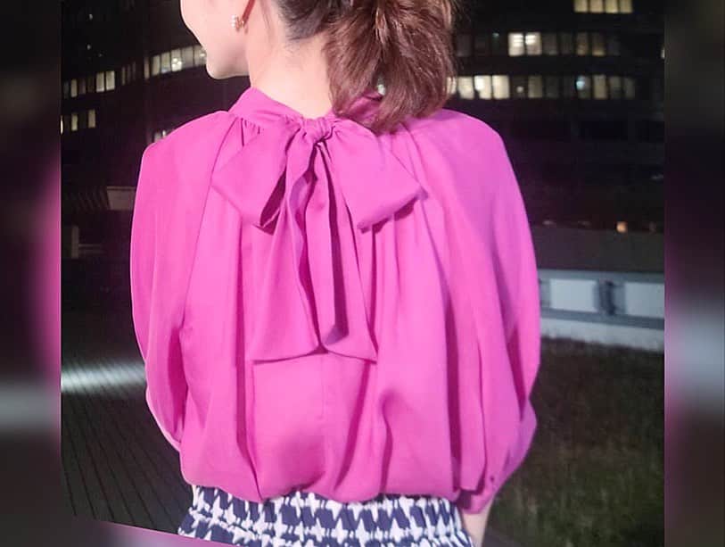 下村彩里さんのインスタグラム写真 - (下村彩里Instagram)「#衣装　x #紫陽花 トップス•スカート　@tiara_melrose  ピアス　@joueteofficial   いつも素敵な衣装ありがとうございます😌🎀 . . 昨夜は眞家さんがお休みで 3ヶ月ぶりに  #気象コーナー を担当しました。  最後の写真は昨日夕方の#東京の空 不安定な天気が続いていますが、 突然の雨に打たれないよう、 週末も折り畳み傘や傘を持ってお出かけ下さい☂️⚡️  (※パネルは昨夜の時点での情報です🙇‍♀️) . .  #久しぶりの #屋上中継 #3ヶ月前の夜は #かなり #肌寒かったよな...と #記憶が蘇りました #昨夜は #半袖 で #快適 😊  . . . . . . #下村彩里  #報道ステーション#テレビ朝日アナウンサー#テレビ朝日#アナウンサー#アナウンサー衣装 #anchor#costume#japanesefashion#june」6月26日 11時27分 - sairi.shimomura_ex