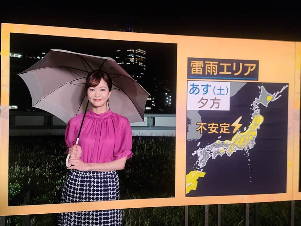 下村彩里さんのインスタグラム写真 - (下村彩里Instagram)「#衣装　x #紫陽花 トップス•スカート　@tiara_melrose  ピアス　@joueteofficial   いつも素敵な衣装ありがとうございます😌🎀 . . 昨夜は眞家さんがお休みで 3ヶ月ぶりに  #気象コーナー を担当しました。  最後の写真は昨日夕方の#東京の空 不安定な天気が続いていますが、 突然の雨に打たれないよう、 週末も折り畳み傘や傘を持ってお出かけ下さい☂️⚡️  (※パネルは昨夜の時点での情報です🙇‍♀️) . .  #久しぶりの #屋上中継 #3ヶ月前の夜は #かなり #肌寒かったよな...と #記憶が蘇りました #昨夜は #半袖 で #快適 😊  . . . . . . #下村彩里  #報道ステーション#テレビ朝日アナウンサー#テレビ朝日#アナウンサー#アナウンサー衣装 #anchor#costume#japanesefashion#june」6月26日 11時27分 - sairi.shimomura_ex