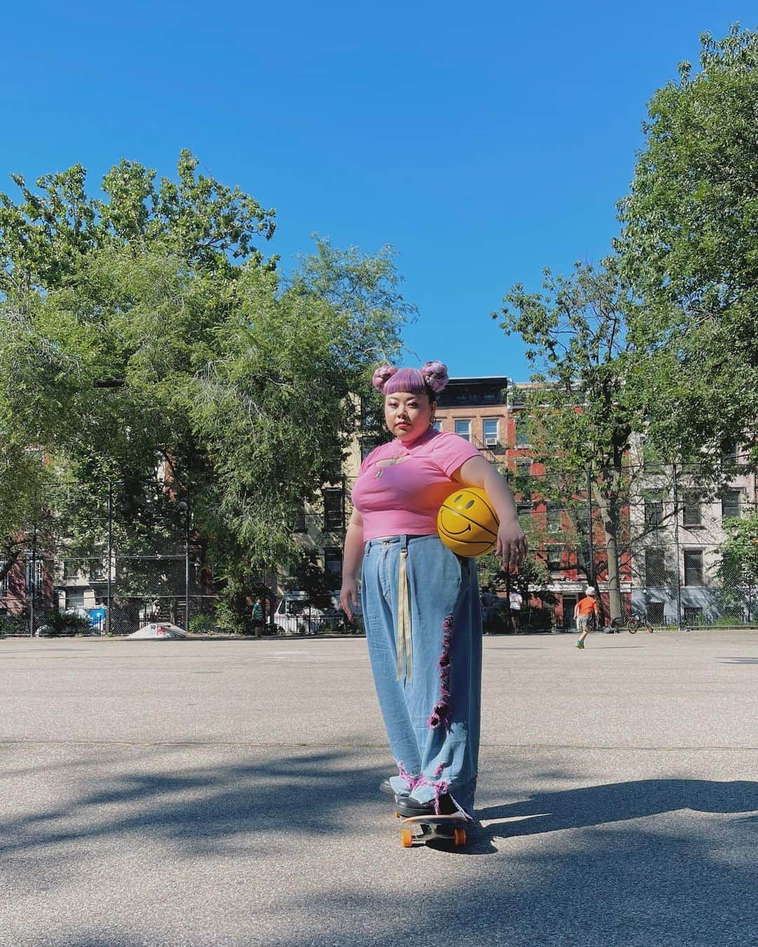 渡辺直美さんのインスタグラム写真 - (渡辺直美Instagram)「Two months since I came to NY😉I've become a skater and a baller🤣 I looked like such a loser getting off lol   ニューヨークに来て2ヶ月❤️‍🔥 スケボーとバスケ始めました😂 公園でイケてるスケーターの子達が 奇妙な新入りきたぞ…みたいに私を見てたけど、 最終的にみんな優しく教えてくれて仲良くなったよ😂  あとなんか降りる時ダサ過ぎてわろたなんだけど そんなことより股間膨らんでる😇 どうして😇  とりあえず、私は元気にしてます🙏 夏にはYouTubeも再開しようと考えていますので、 また素敵な作品をお届けできるように頑張ります🥰  みんなの夏が素晴らしい日々になりますように🥰❤️‍🔥❤️‍🔥❤️‍🔥  パンツは @littlesunnybiteyoppy と 一緒に作った10のパンツだお💖  Photo&hair　@nerohair」6月26日 12時30分 - watanabenaomi703