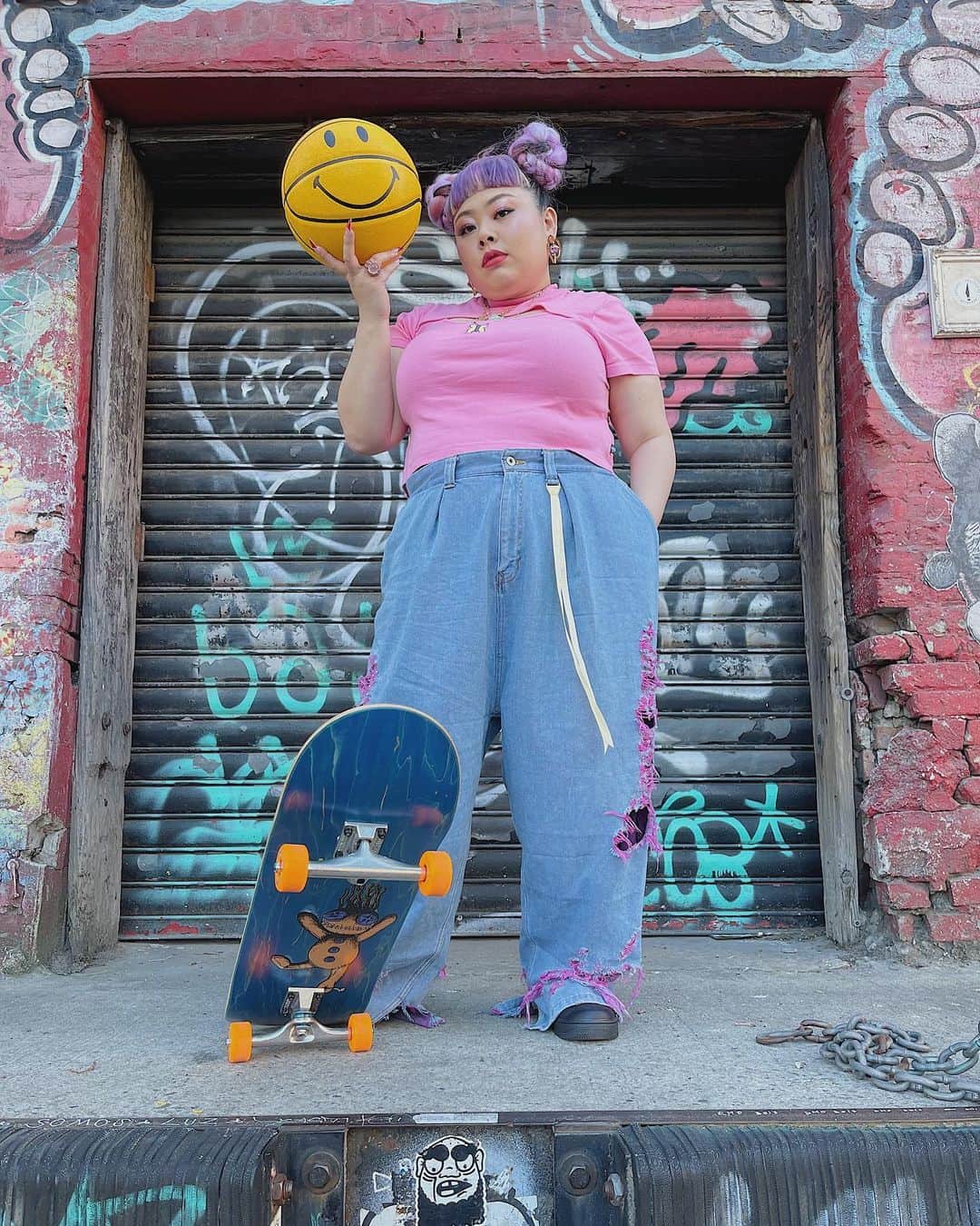 渡辺直美のインスタグラム：「Two months since I came to NY😉I've become a skater and a baller🤣 I looked like such a loser getting off lol   ニューヨークに来て2ヶ月❤️‍🔥 スケボーとバスケ始めました😂 公園でイケてるスケーターの子達が 奇妙な新入りきたぞ…みたいに私を見てたけど、 最終的にみんな優しく教えてくれて仲良くなったよ😂  あとなんか降りる時ダサ過ぎてわろたなんだけど そんなことより股間膨らんでる😇 どうして😇  とりあえず、私は元気にしてます🙏 夏にはYouTubeも再開しようと考えていますので、 また素敵な作品をお届けできるように頑張ります🥰  みんなの夏が素晴らしい日々になりますように🥰❤️‍🔥❤️‍🔥❤️‍🔥  パンツは @littlesunnybiteyoppy と 一緒に作った10のパンツだお💖  Photo&hair　@nerohair」