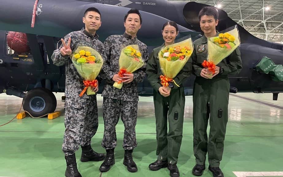 リコカツさんのインスタグラム写真 - (リコカツInstagram)「💍  #航空自衛隊 の皆さん！  最後は #百里基地 でのクランクアップでした🛫  大迫力の、自衛隊の救出シーンやトレーニングシーンがたくさんありましたね！ チームワークが大切な航空救難隊、もちろん現場でもチームワークばっちりでした👌  #リコカツ #永山瑛太 #田辺桃子 #菅原卓磨 #池田大  #吉田涼哉 #柴田勇貴」6月26日 18時13分 - rikokatsu_tbs