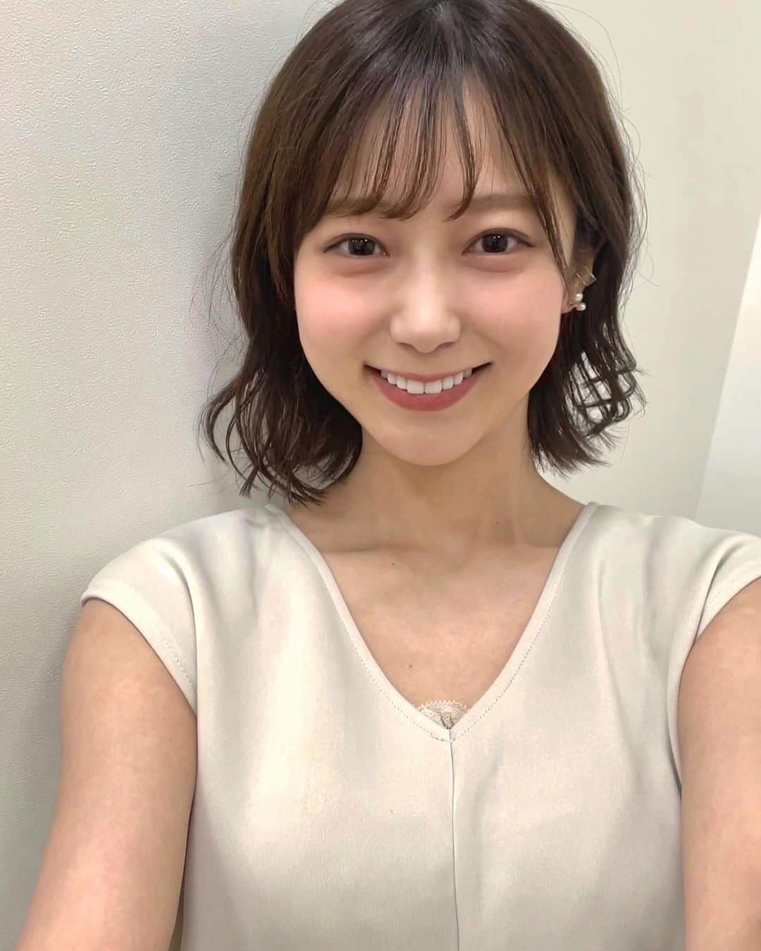 のインスタグラム：「❤︎ たまにはミッドナイト競輪の日の写真も🌙 YouTubeで”チョココロネ”って名付けられたものとは 別のイヤーカフを選びました〜  ワンピースは @fifth_store です🪞」