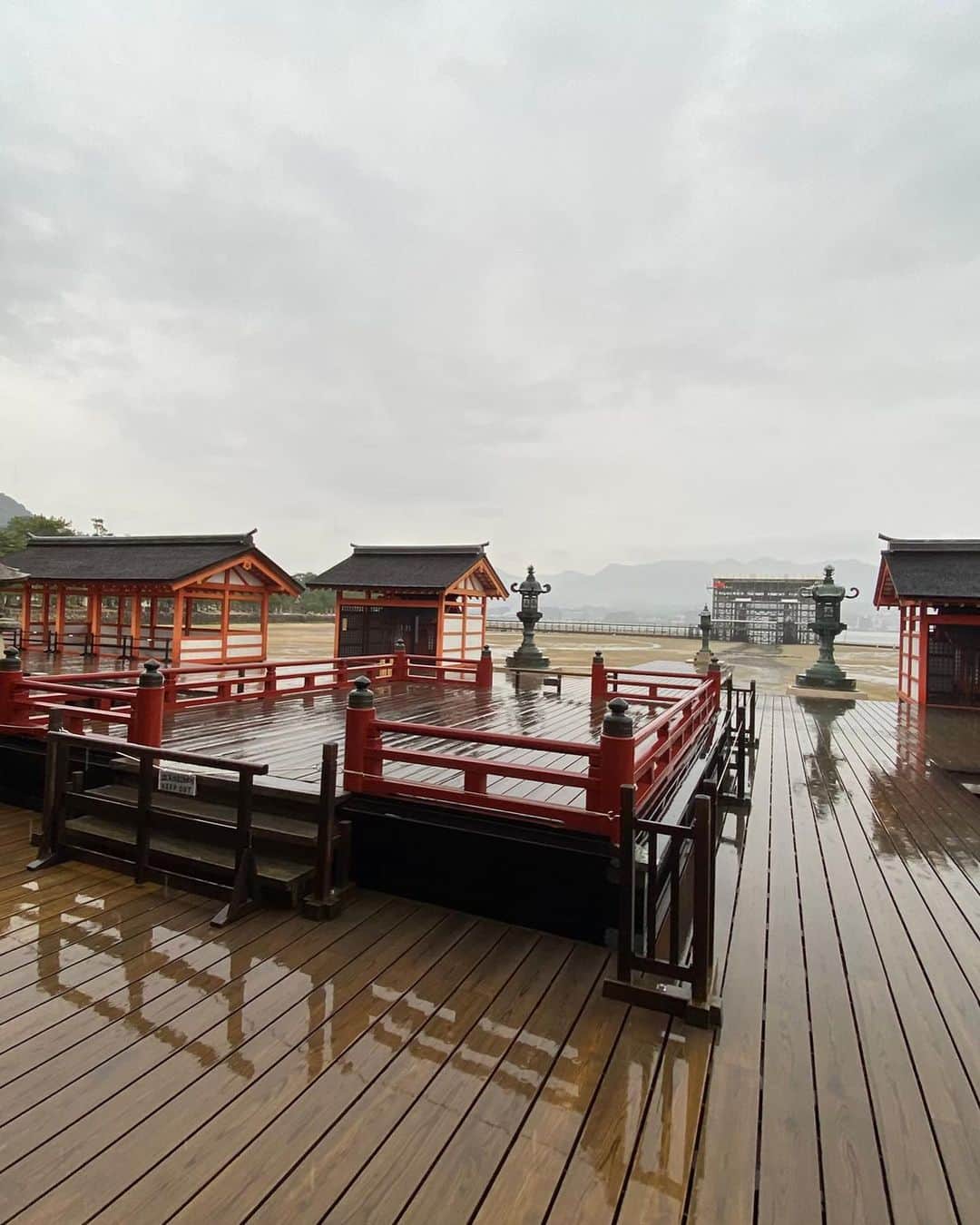 小川麻琴さんのインスタグラム写真 - (小川麻琴Instagram)「「宮島１人旅企画」で宿泊させて頂いた錦水館さん、お部屋が素晴らしいのはもちろんなのですが、館内の至るところに素敵なおもてなしがあるんですよ☺️✨  海岸通り沿いにあるシーサイドテラスは、カウンターに座って宮島の海をのんびり眺めるのにピッタリだし🚢✨  館内には宮島で唯一のブックカフェまであるんだよ📚 旅館とは思えないほど沢山の種類の本があるし、空間もゆったり広くて、読書好きな私にはとっても嬉しいスペースでした🥺✨  なんと、シーサイドテラスにもブックカフェにもフリードリンクの用意があって、まさに至れり尽くせりなのです😳  そして！！ 宮島といえば厳島神社⛩✨  錦水館さんから厳島神社まで歩いてすぐだから、お散歩感覚でいけるのも有り難かったです☺️  残念ながら大鳥居は工事中で見れなかったけど、厳島神社に行けただけでもとても貴重な経験になりました😌✨  #一人旅  #女子旅  #広島  #広島観光  #宮島  #宮島観光  #錦水館  #半露天風呂付き客室  #絶景  #旅館  #温泉 #宮島錦水館 #kinsuikan」6月26日 12時50分 - 1029_makoto