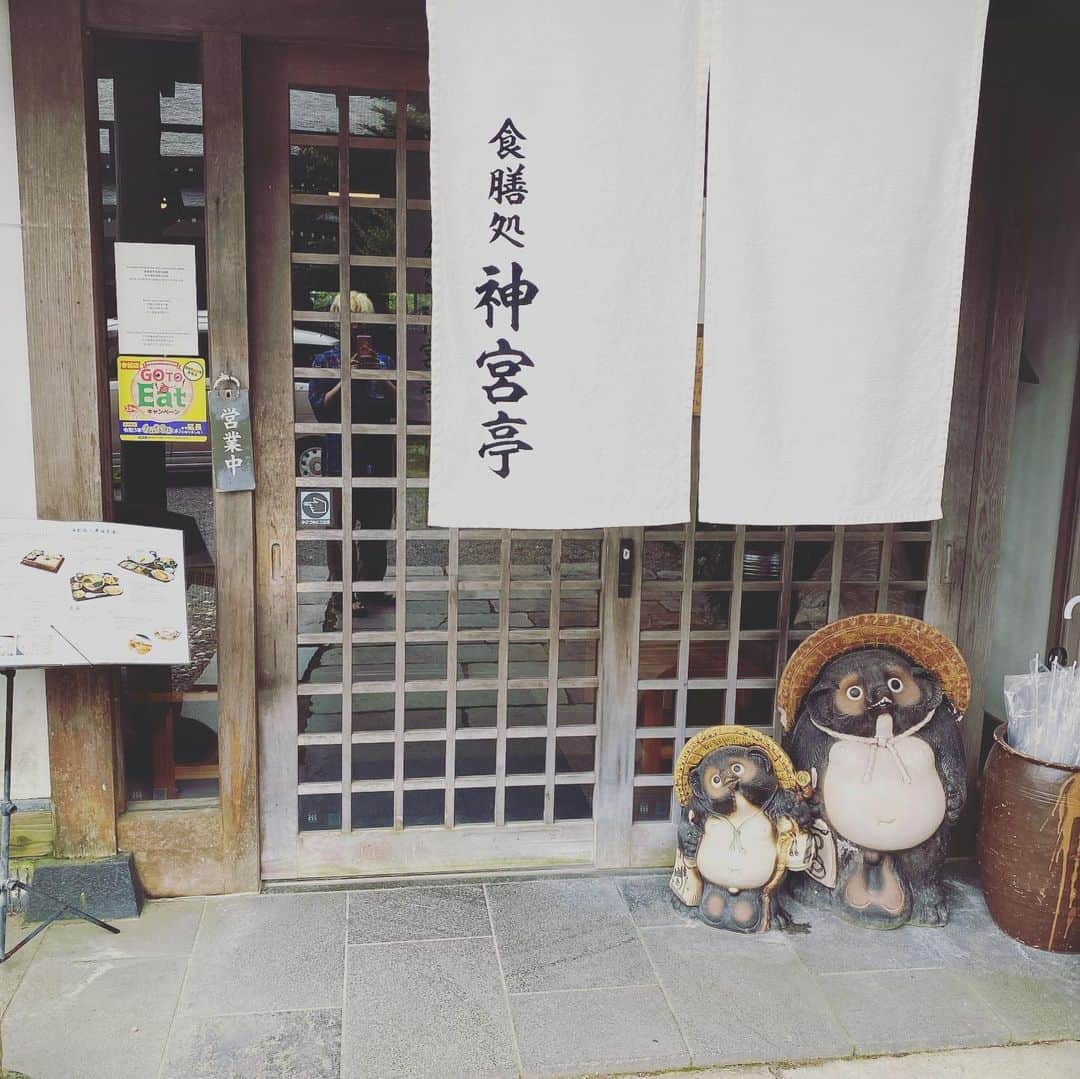 のインスタグラム：「こちらでゴボ天うどん　頂きました。美味しかった　神社もよかった。 これから宮崎へ向かうのです  最後のは昨日の夜　こちらも美味しかったし、楽しかった。 鹿児島最高だった　熱かった　 先祖が武士だった」