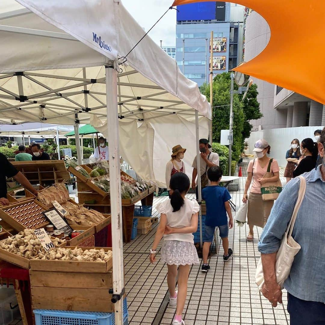 市川海老蔵 （11代目）さんのインスタグラム写真 - (市川海老蔵 （11代目）Instagram)「Met a little goat at an open air market  So adorable😊💕 * 青空市にて山羊さん かわいい😊💕  #市川海老蔵 #海老蔵 #成田屋 #歌舞伎　 #成長記録 #子育てぐらむ #子供のいる暮らし #子どものいる暮らし #子育て日記 #children #childphotography #daughter #son #ABKAI #ABMORI #ebizoichikawa #ebizo #kabuki #thunderparty #ebizotv #theater #theaterarts #actor #japan #classic」6月26日 13時06分 - ebizoichikawa.ebizoichikawa