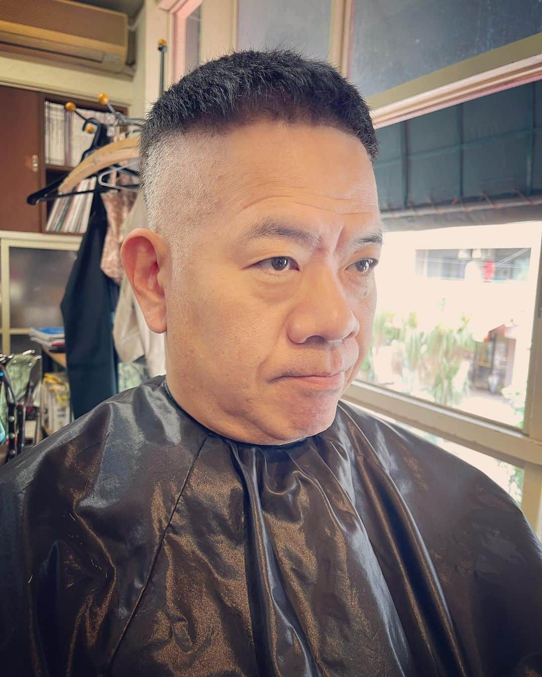 杉本知香さんのインスタグラム写真 - (杉本知香Instagram)「スッキリ✂️🦍✨ ビフォアの白髪凄い（笑） ニューヘアーが いかつかっこいい！真似したい！ とやたらと好評🦍🎶 ずっとくそダサい髪型って言われたのに🦍💦 ※くそダサい髪型もお任せカットでしたが🤪🤣😂  おまけ🦍🎶 昔撮った顔交換🦍  #中目黒美容室#おまかせカット #FUJIWARA原西#FUJIWARA 🦍 #原西ゴリラ#シルバーバック #シャバーニ」6月26日 14時31分 - sugimotoc