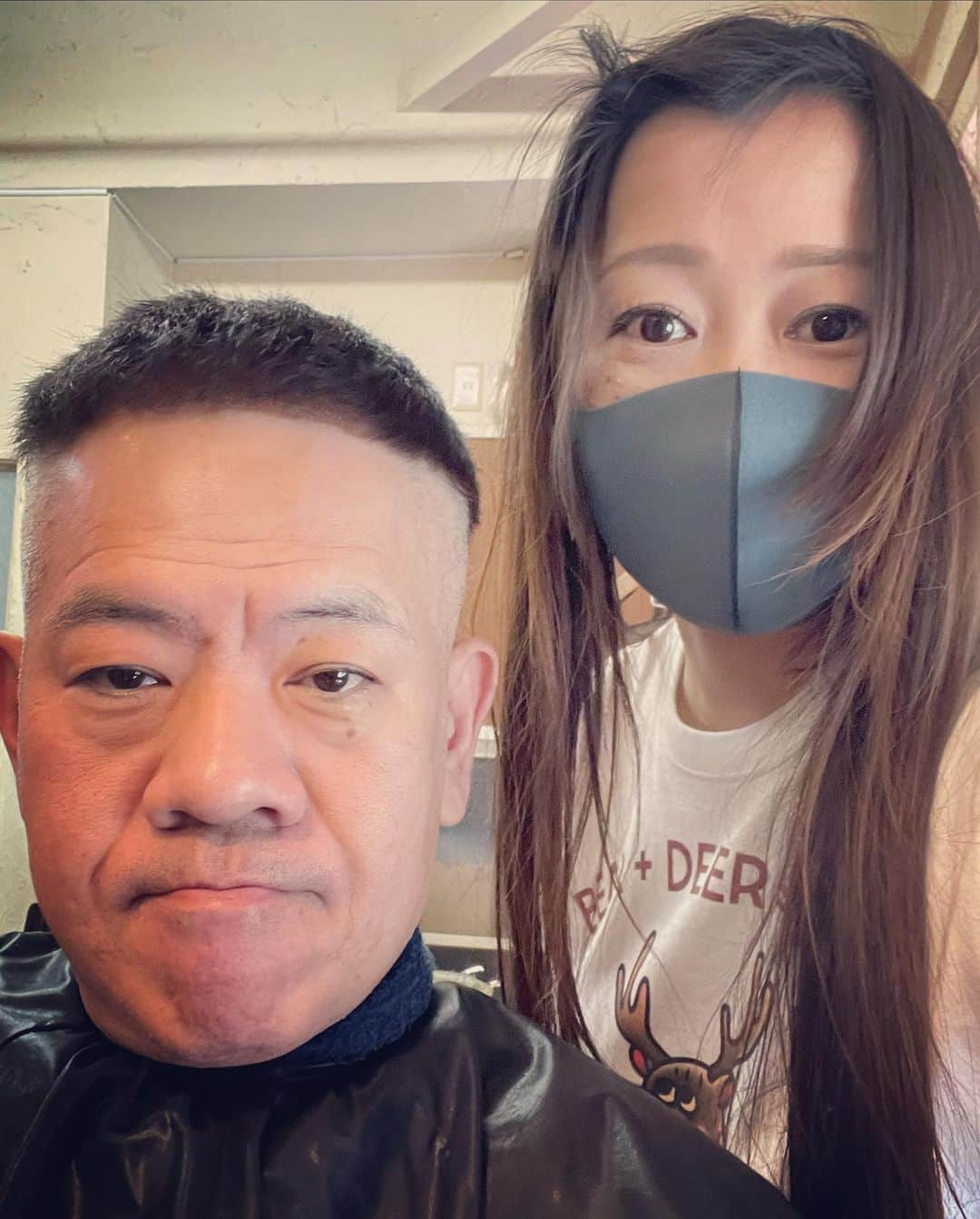 杉本知香さんのインスタグラム写真 - (杉本知香Instagram)「スッキリ✂️🦍✨ ビフォアの白髪凄い（笑） ニューヘアーが いかつかっこいい！真似したい！ とやたらと好評🦍🎶 ずっとくそダサい髪型って言われたのに🦍💦 ※くそダサい髪型もお任せカットでしたが🤪🤣😂  おまけ🦍🎶 昔撮った顔交換🦍  #中目黒美容室#おまかせカット #FUJIWARA原西#FUJIWARA 🦍 #原西ゴリラ#シルバーバック #シャバーニ」6月26日 14時31分 - sugimotoc