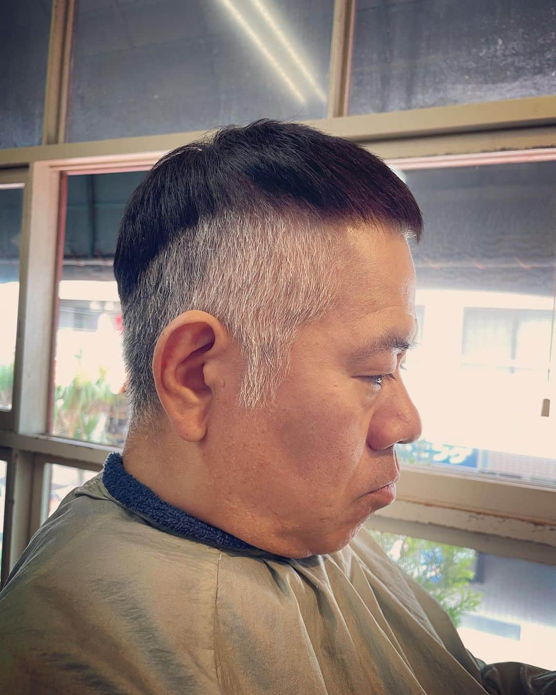 杉本知香さんのインスタグラム写真 - (杉本知香Instagram)「スッキリ✂️🦍✨ ビフォアの白髪凄い（笑） ニューヘアーが いかつかっこいい！真似したい！ とやたらと好評🦍🎶 ずっとくそダサい髪型って言われたのに🦍💦 ※くそダサい髪型もお任せカットでしたが🤪🤣😂  おまけ🦍🎶 昔撮った顔交換🦍  #中目黒美容室#おまかせカット #FUJIWARA原西#FUJIWARA 🦍 #原西ゴリラ#シルバーバック #シャバーニ」6月26日 14時31分 - sugimotoc