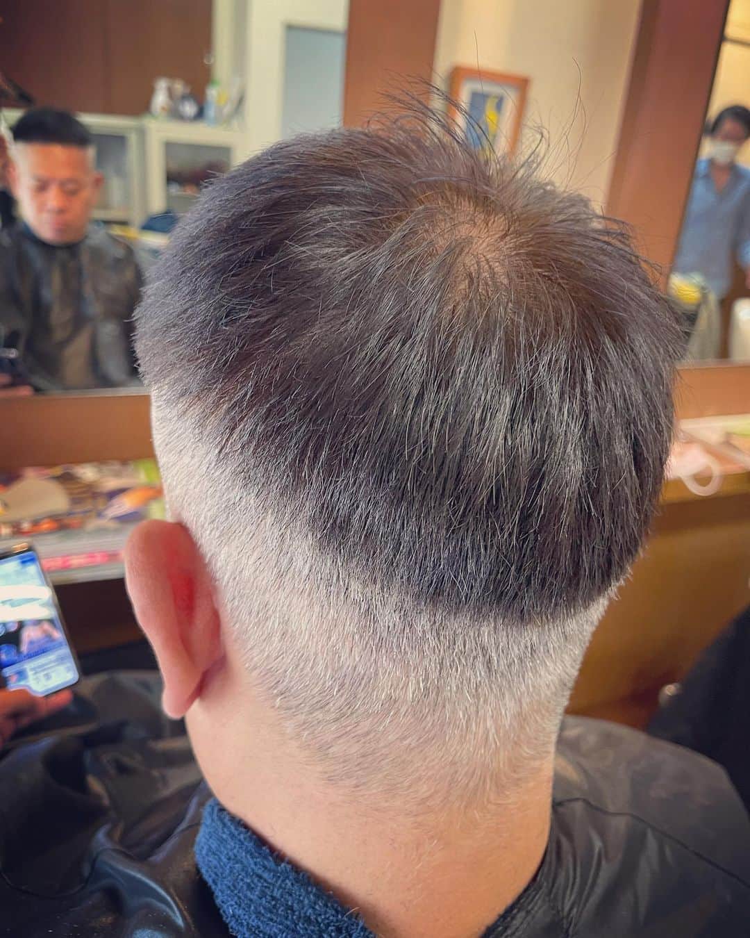 杉本知香さんのインスタグラム写真 - (杉本知香Instagram)「スッキリ✂️🦍✨ ビフォアの白髪凄い（笑） ニューヘアーが いかつかっこいい！真似したい！ とやたらと好評🦍🎶 ずっとくそダサい髪型って言われたのに🦍💦 ※くそダサい髪型もお任せカットでしたが🤪🤣😂  おまけ🦍🎶 昔撮った顔交換🦍  #中目黒美容室#おまかせカット #FUJIWARA原西#FUJIWARA 🦍 #原西ゴリラ#シルバーバック #シャバーニ」6月26日 14時31分 - sugimotoc