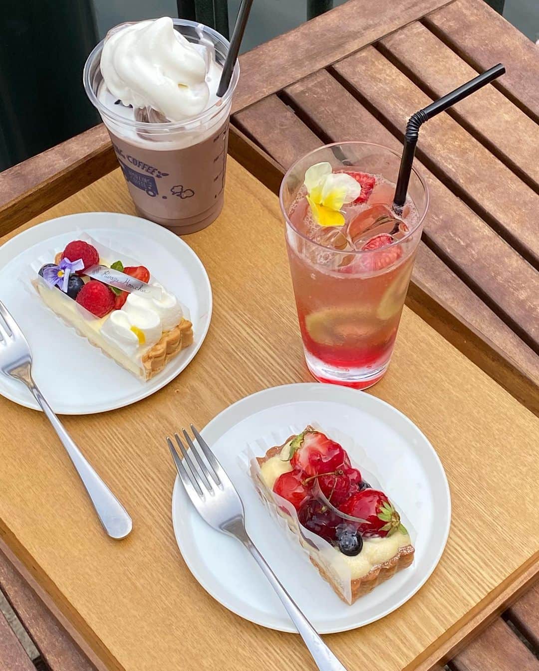 加藤里奈さんのインスタグラム写真 - (加藤里奈Instagram)「⋆  大好きな @rivage_moncher で ティータイムを過ごしました🤍  初めてタルトケーキを言ったいたんだけど さっぱりとしたクリームにフルーツがすごく合ってて 美味しかったーー🤤🤤 ぺろりと食べちゃいました🤍  いつものフルーツ炭酸ドリンクも 夏にはぴったりでとても美味しかったです！  #ootd #fashion #instafood #instagram  #hairstyle #outfit #code #instafashion  #ファッション #撮影 #ヘアスタイル #ヘア  #コーディネート #コーデ #今日の服  #moncher #リヴァージュモンシェール #堂島ロール」6月26日 14時25分 - katoco0326