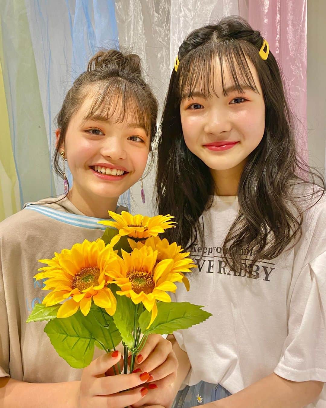 ニコ☆プチのインスタグラム：「🌻🌻🌻 . かわいいお花とかわいいプチモ💕 . #川崎王愛 #武藤新奈 #ニコプチ #プチモ @loverabby_popage」