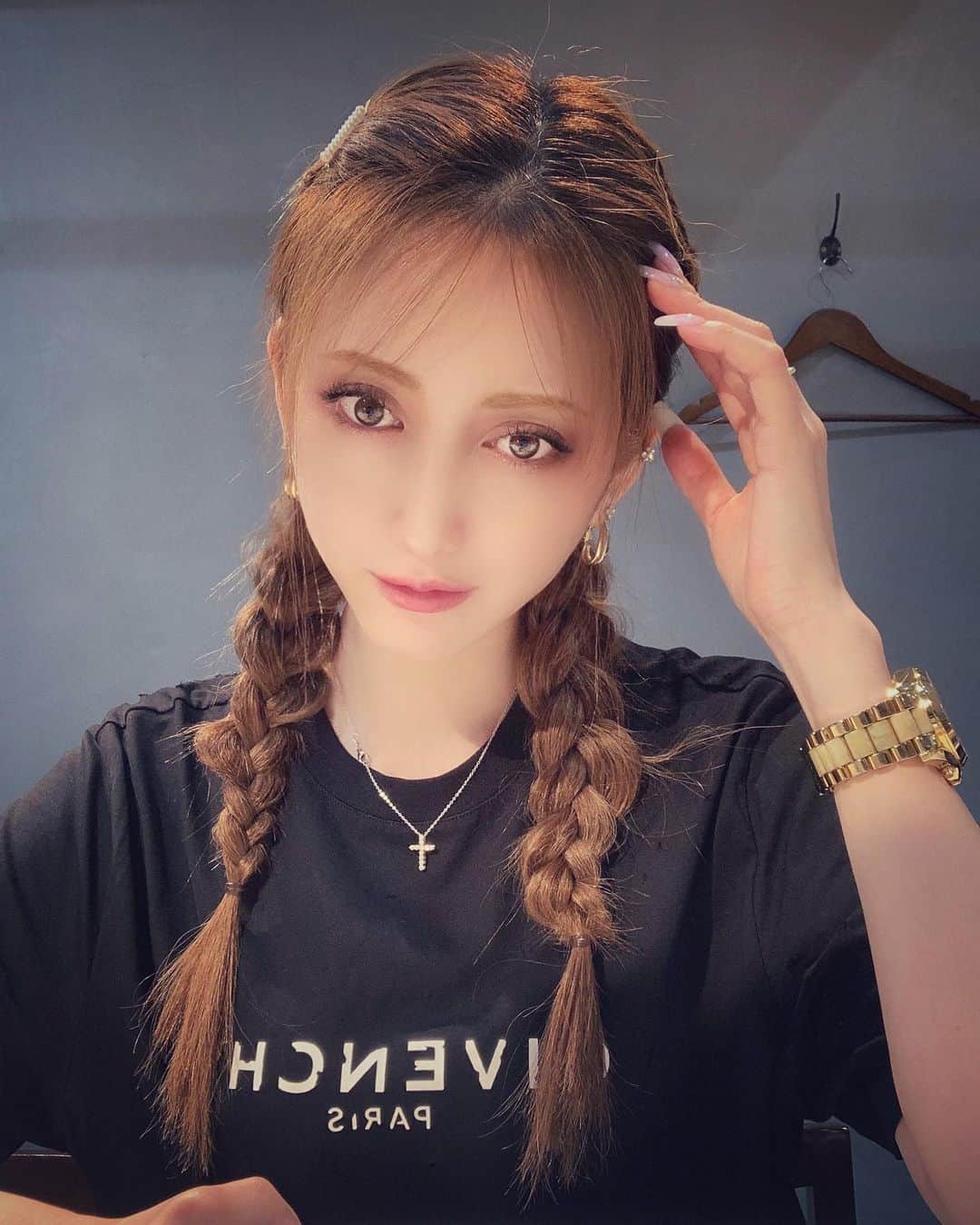加賀美早紀のインスタグラム：「アーティスト感🎤 こちら曇り そちらはどんなですか？ ⁡ #ヘアメイク」