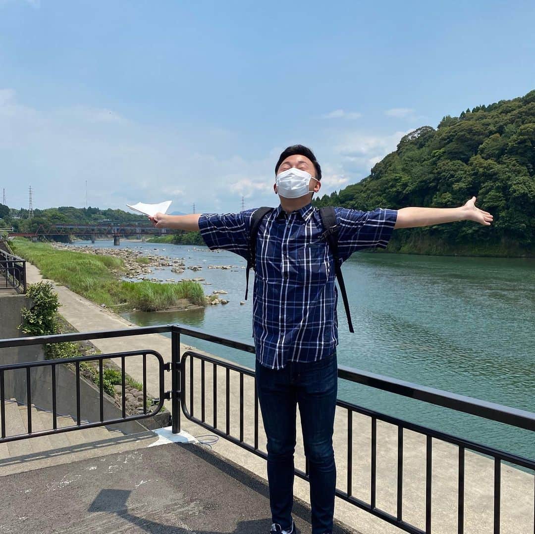 宮澤奎太のインスタグラム：「いつ見ても本当に綺麗な球磨川…  先日、中継の下見で行って参りました！ 豪雨から間もなく1年、まだまだ災害の爪痕が残っているところもありますが、少しずつ前に進み始めている景色、場所もあります。 球磨川に青さが戻って来たこともその一つではないでしょうか。  #球磨川 #気持ちよし #2枚目は石原裕次郎イメージ #熊本豪雨1年 #kkt #アナウンサー #宮澤奎太」