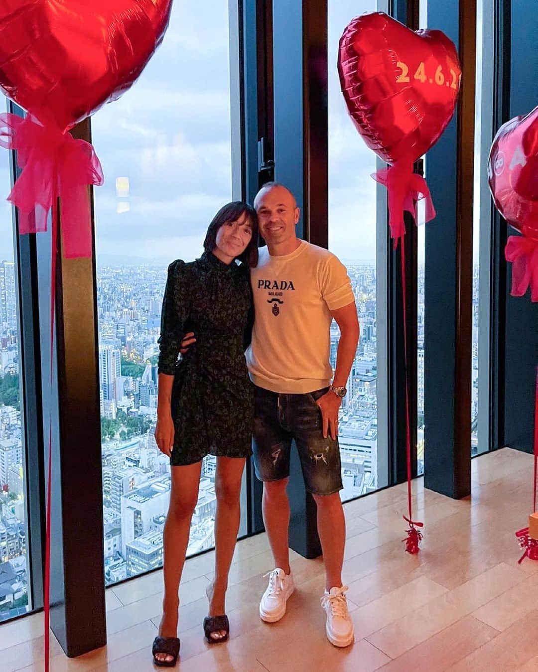 アンナ・オルティス（イニエスタの妻）のインスタグラム：「Y 14 años después.. que nuestra complicidad siga brillando! Gracias amor, por ser mi compañero en este viaje.  Te quiero 🤍  14年経っても。。。私たちの相性は輝き続けます！ずっとそばにいてくれてありがとう、アモール。愛してる🤍」