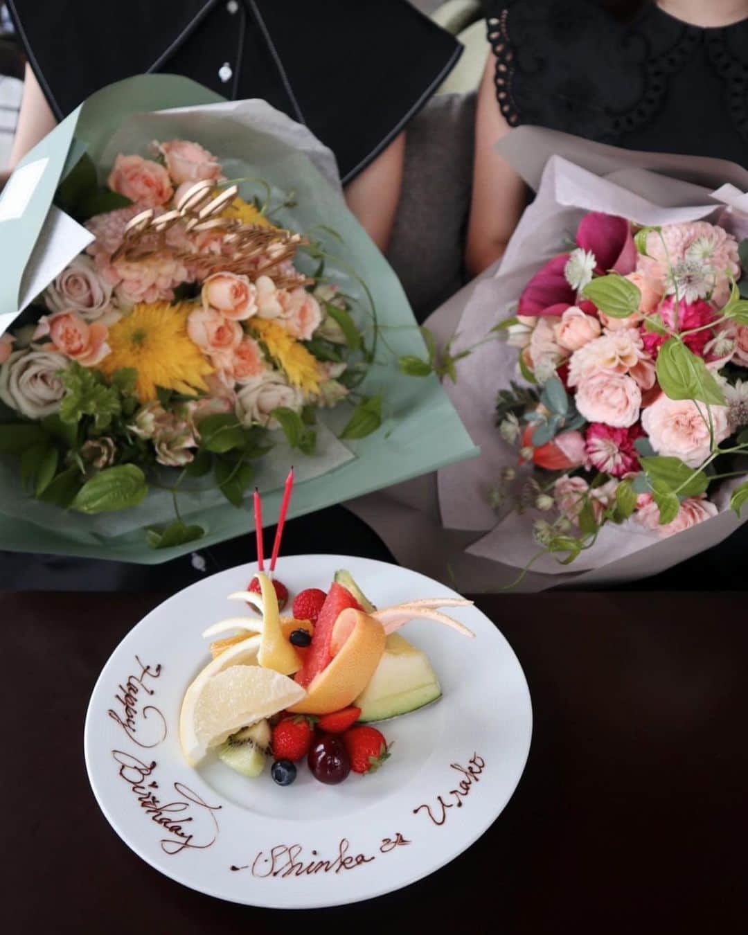 urakoのインスタグラム：「. @shinkalinkable と一緒に 6月生まれのお誕生日会🎂 してもらいました😆 . . いつもと違った雰囲気のお花も 新鮮で嬉しかったー💐 ありがとう！ . 二人ともBLACKコーデ🖤 息ぴったり😂 . . 久しぶりの全州も最高だったね🥓 . . #コンビ会 #birthday」