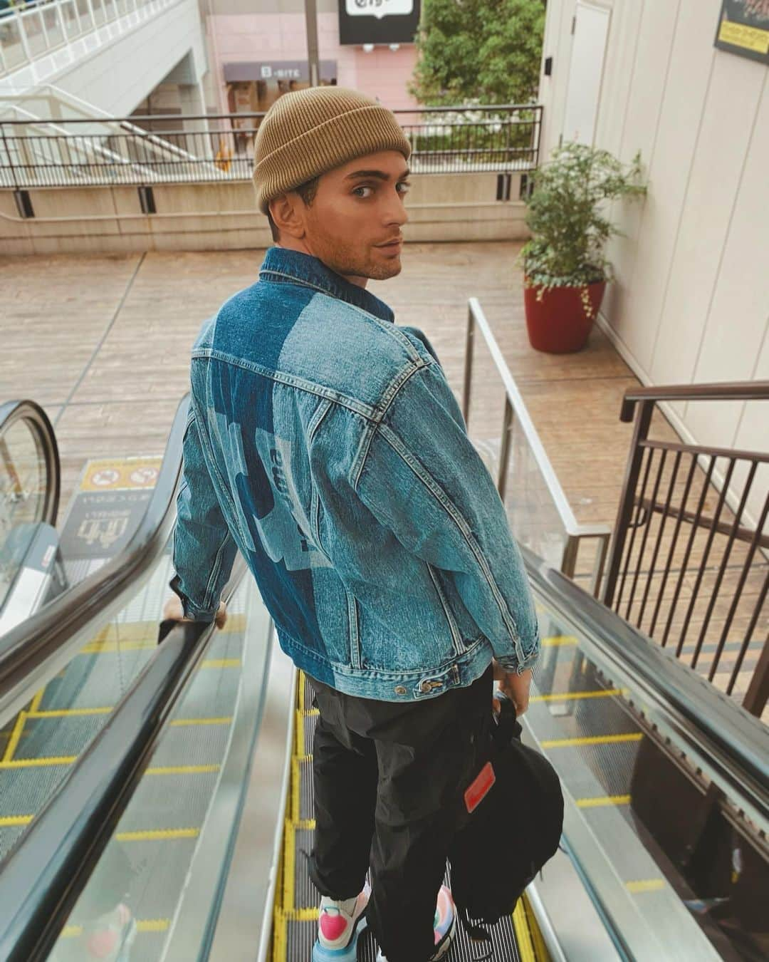 ベンジャミンのインスタグラム：「get in loser we're going shopping 🛍 thanks @renomaparis_jp for the new denim jacket」