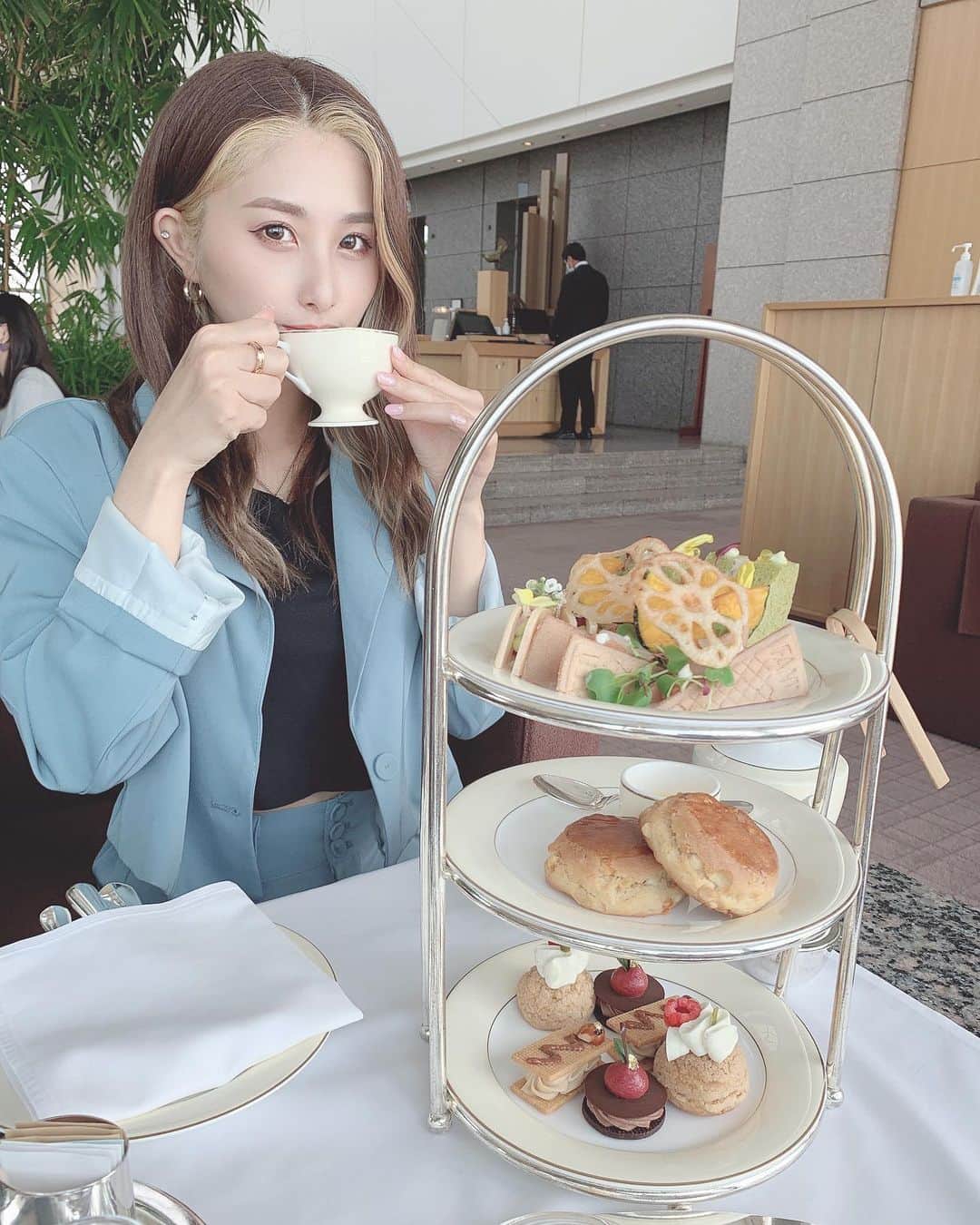 のインスタグラム：「だいぶ前に行った パークハイアットのアフタヌーンティー🫖 ⁡ たくさん出てくるから 贅沢に楽しめて とってもおいしかったです🍒☆ ⁡ #パークハイアット東京  #パークハイアット #アフタヌーンティー #afternoontea #parkhyatttokyo  #ピークラウンジ #parkhyatt」