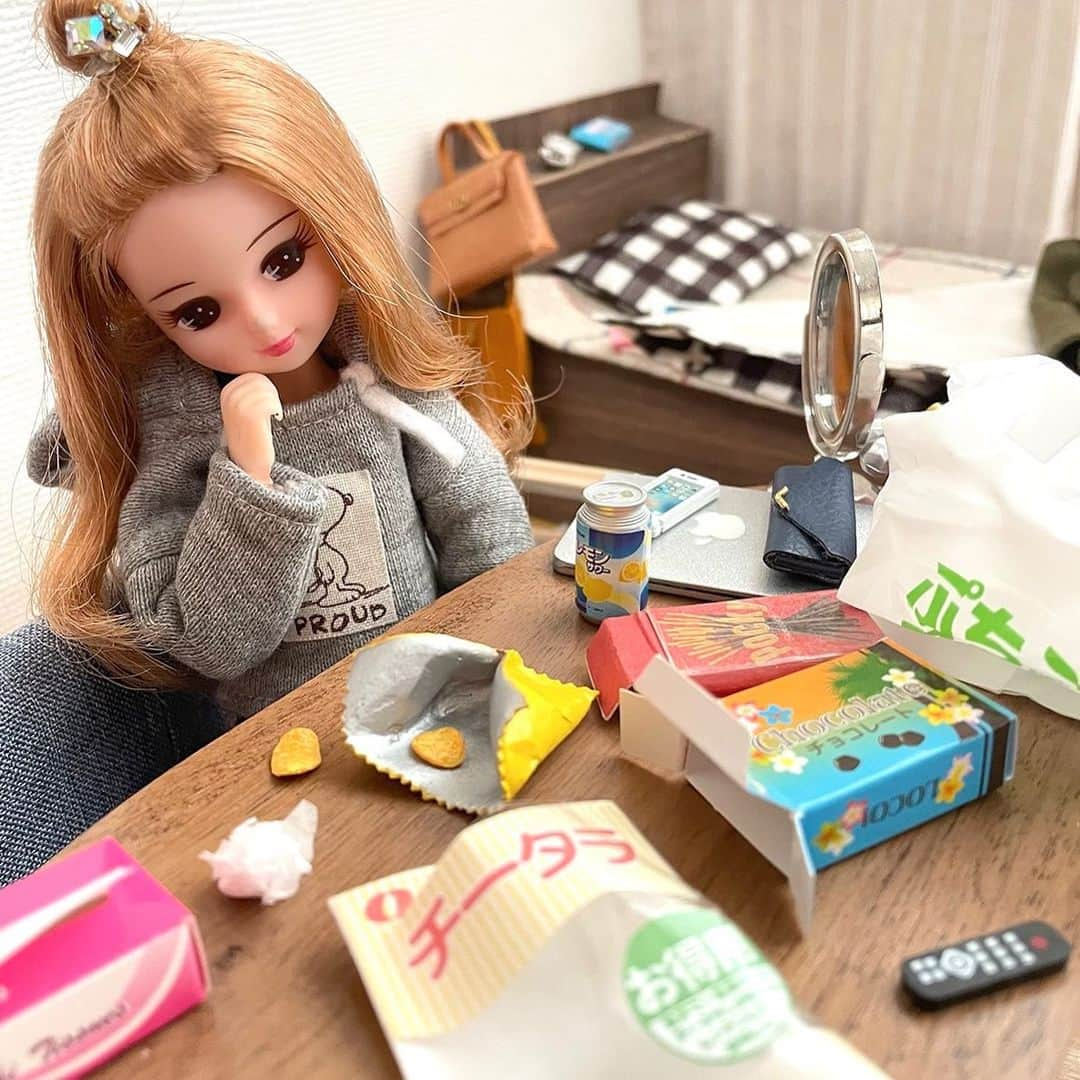 現実を生きるリカちゃんさんのインスタグラム写真 - (現実を生きるリカちゃんInstagram)「３日分のお菓子を買ったつもりが、１日で無くなって不思議がるリカちゃん  #あれ？ #無くなったってことは食べたってこと？ #この膨れた腹を見る限りそうらしい #名探偵リカちゃん #スーパーで一気買いしたら安くてお得 #そう思って買ったけど #食べるのも一気だったら意味無し #リカちゃん #現実を生きるリカちゃん #あるある  ここ数日間でフォロワーさんが爆増して怯えている現実を生きるリカちゃんです🌝  今までもフォローしてくれた方、新しくフォローしてくれた方、ありがとうございます！  このアカウントは自分の毎日をリカちゃんに投影して、 「可愛いな〜私も同じことしてるから私も側からみたらこんな風に愛くるしいんだろうな〜♪ズボラでもだらしなくても可愛いからいっか♪」と自分を正当化して愛でる自己満アカウントです🥺  こんな生活してるリカちゃんもいるかもね、くらいの目で見ていただければと思いますのでよろしくお願いします🙇‍♀️  （公式とは一切関係なく、一個人で行なっているアカウントです） （身体はオビツの可動ボディを使っています）」6月26日 15時52分 - licca_real