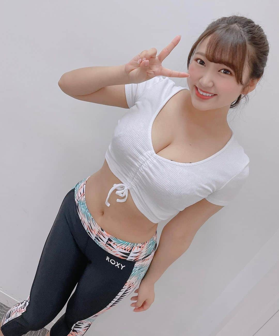 姫咲はなのインスタグラム：「今日の衣装はこんな感じ💗🥰✨  こんなジムインストラクターは好きですか？」