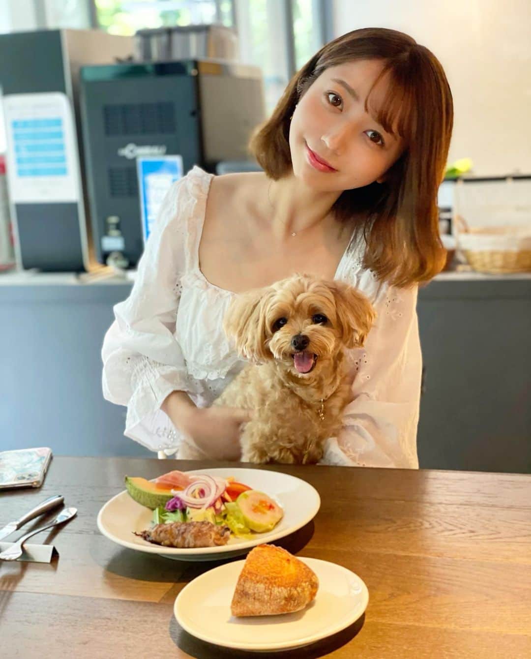 YUMIのインスタグラム：「. 久しぶりに高校時代の友達と会えたー✨😌  のほほんとした優しい雰囲気の2人が大好き👩🏻‍🤝‍👩🏼💕  嬉しいニュースも聞けて とてもいい1日になりました💐  友達も私も愛犬を連れて行ったよ🐶🍴  わんこたちの楽しそうな姿が 見れたのも嬉しかった〜！！  またゆっくり会いたいね🥰  #biotopfukuoka#biotop#福岡 #福岡グルメ#福岡カフェ#福岡ランチ  #犬のいる暮らし#マルプー」