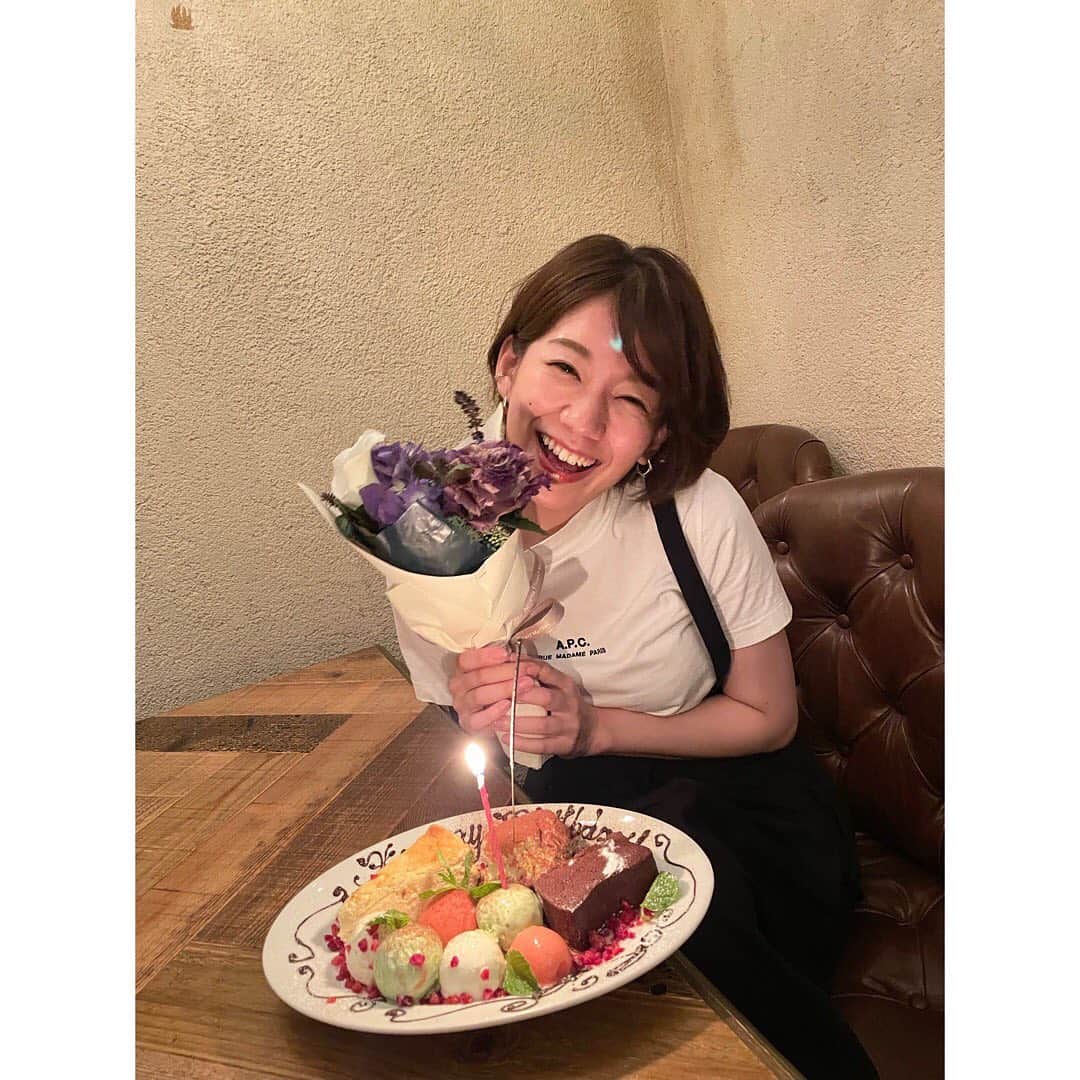 佐藤美希のインスタグラム：「また一つ歳を重ねました。 愛溢れる人になる！！ 自分らしく進んでいきます！ 28歳の私もどうぞよろしくお願いします☺️ ⁡ ⁡#birthday #June26 #感染予防対策しつつ #ソーシャルディスタンスを保ちながら #友人にお祝いしてもらいました #お祝いメッセージくれた方ありがとうございます❤️ #いつまでも笑っていたいね #サトミキのvoice便りスペシャル企画配信されています #チェックしてね✨」