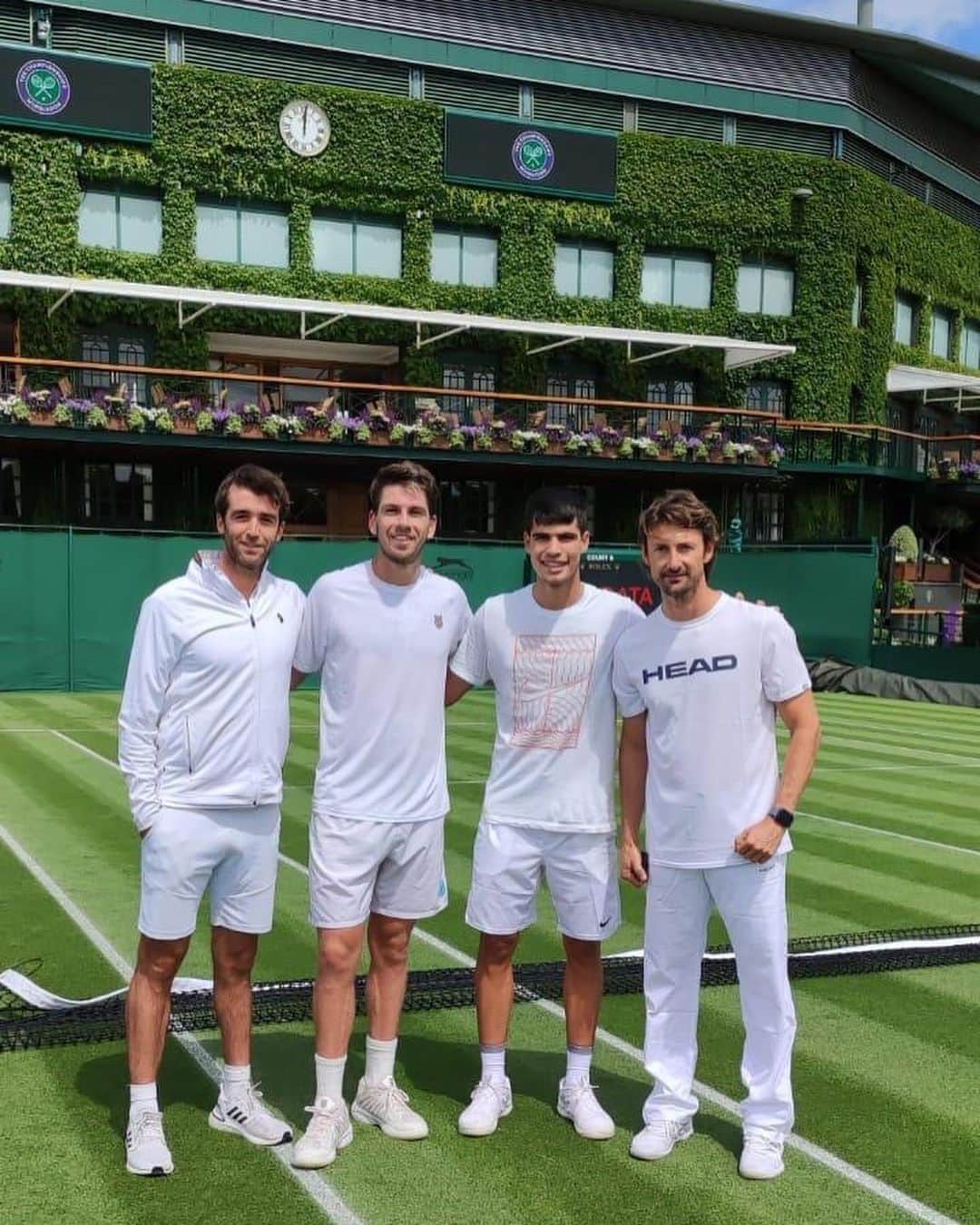 キャメロン・ノリーのインスタグラム：「Always a pleasure to be back at Wimbledon. Suerte! 👍🐕💪 @carlitosalcarazz」